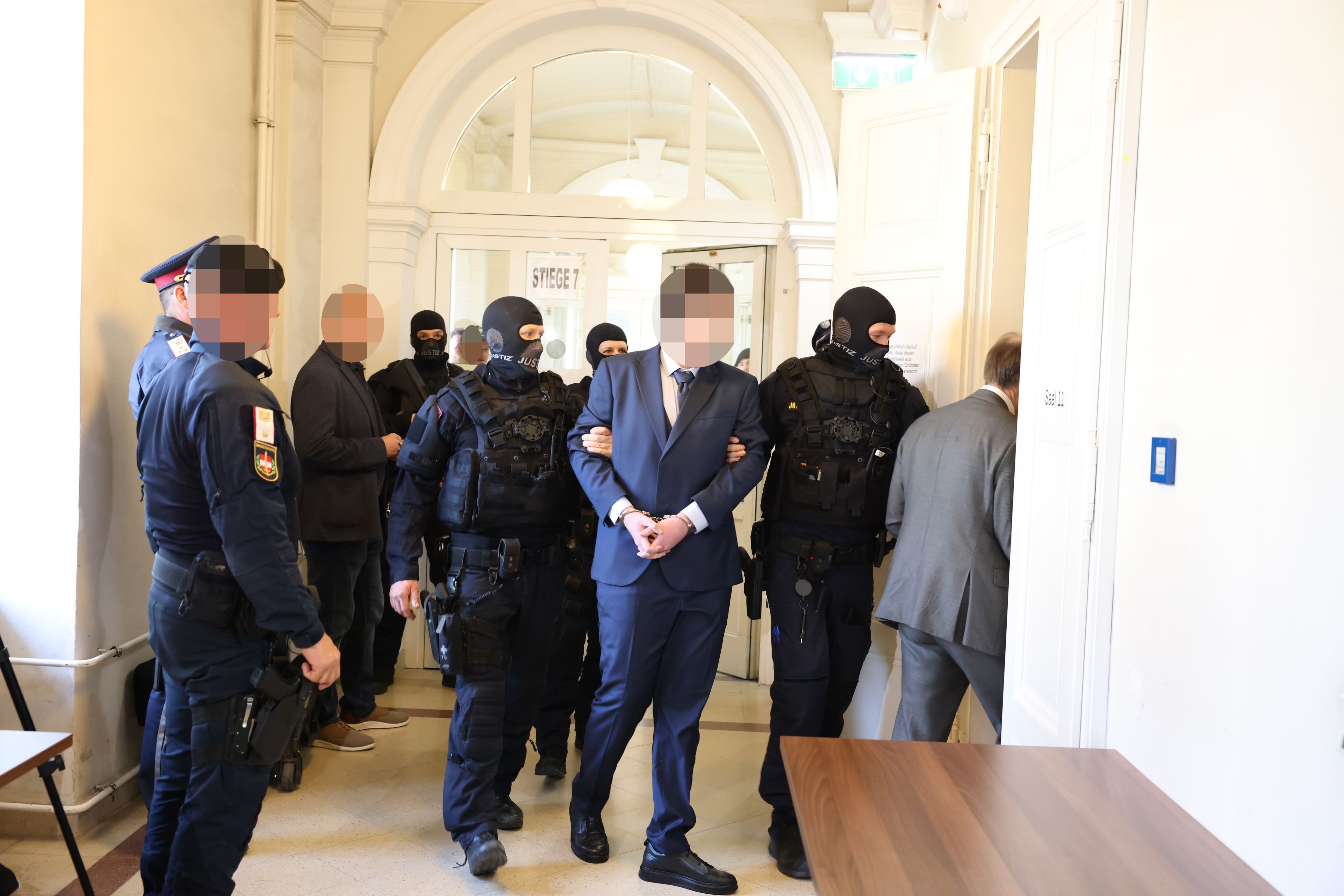 Der 17-Jährige wurde von schwerbewaffneten Justizbeamten im dunkelblauen Sonntagsanzug dem Richter vorgeführt.