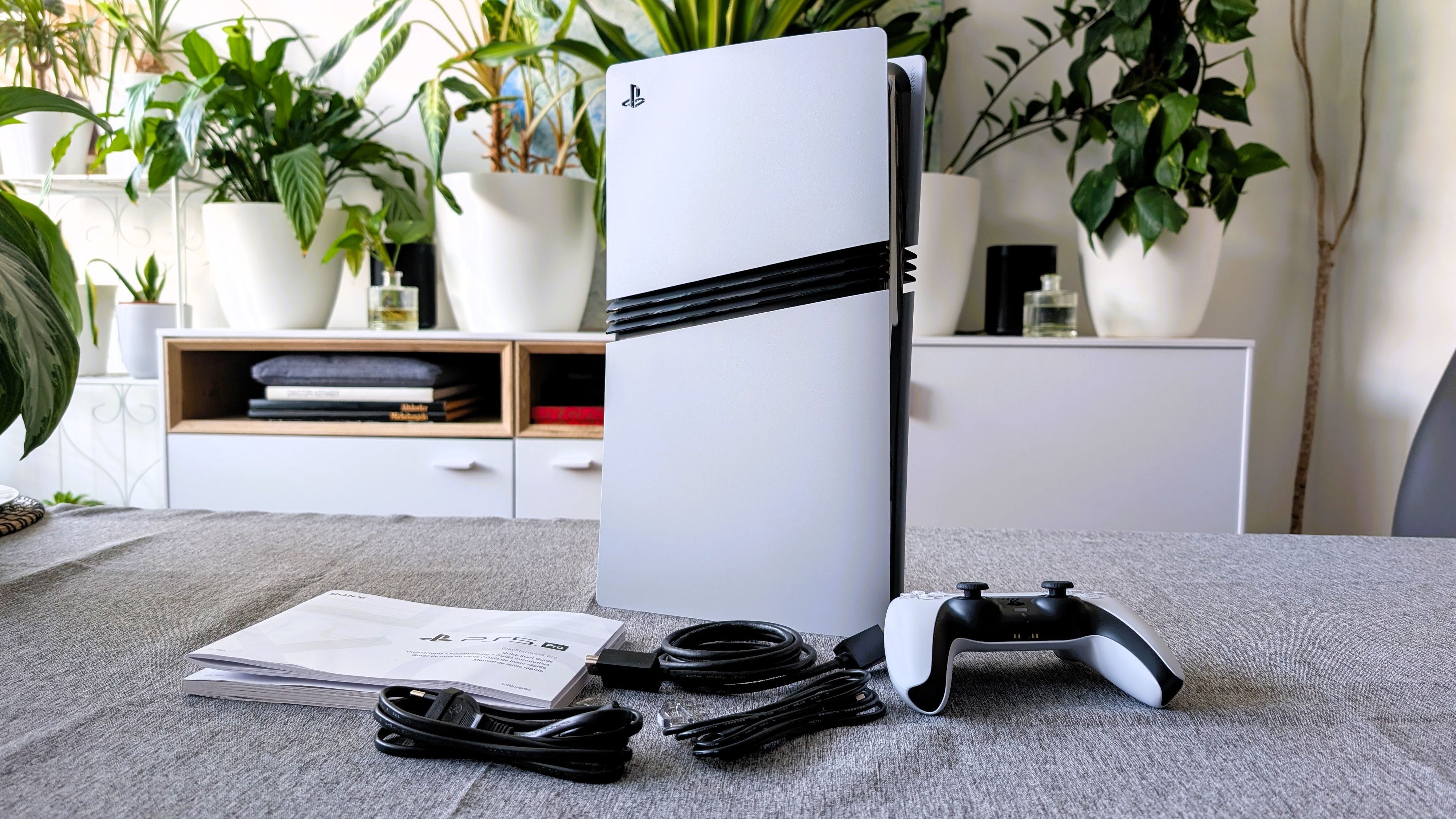 Die PlayStation 5 Pro ausgepackt: Mit dabei sind Konsole, Controller, Kabel und Papiere.