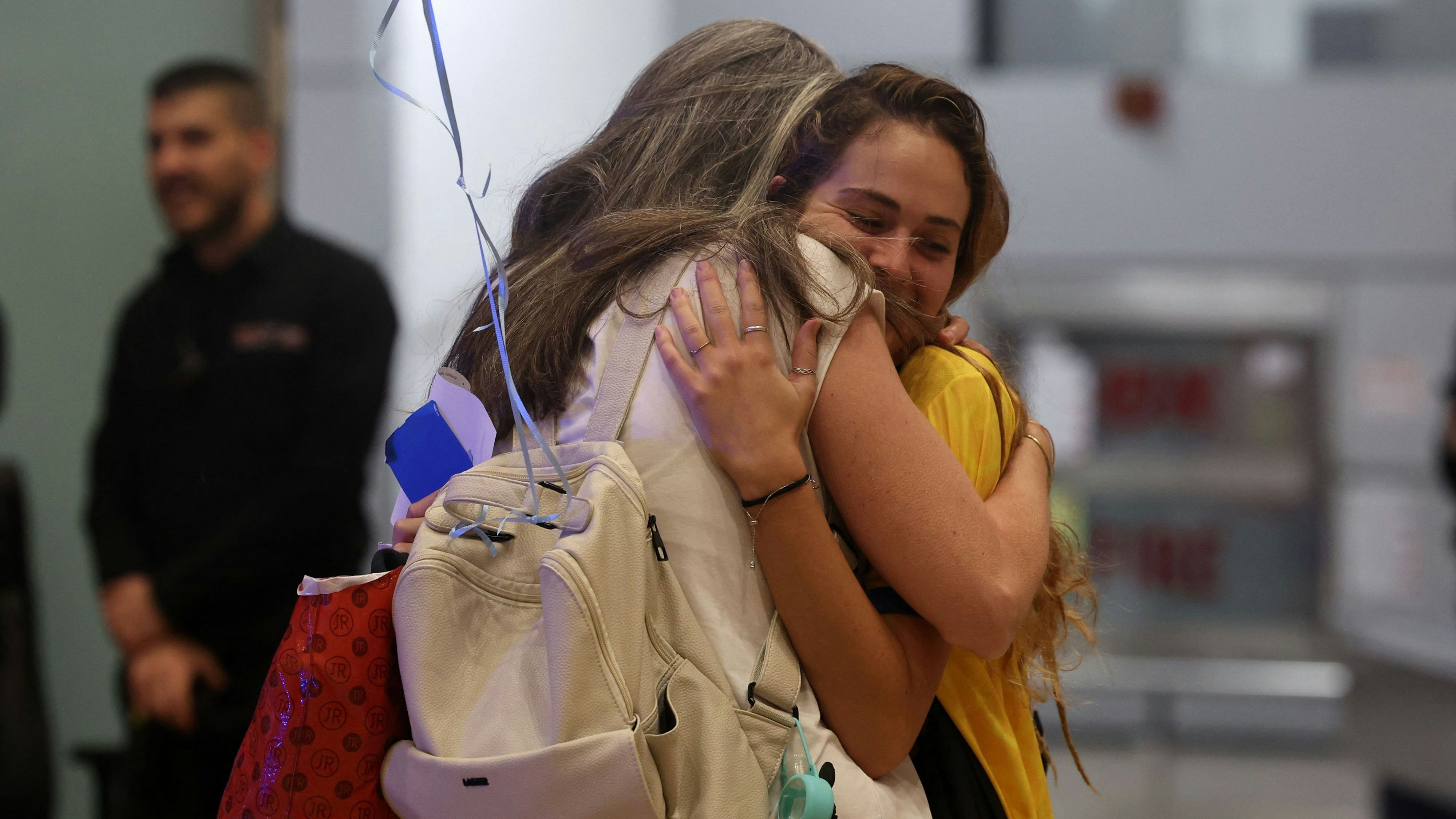 In Sicherheit: Israel schickte zwei Rettungsflugzeuge nach Amsterdam, ein Fan nach der Rückkehr nach Tel Aviv