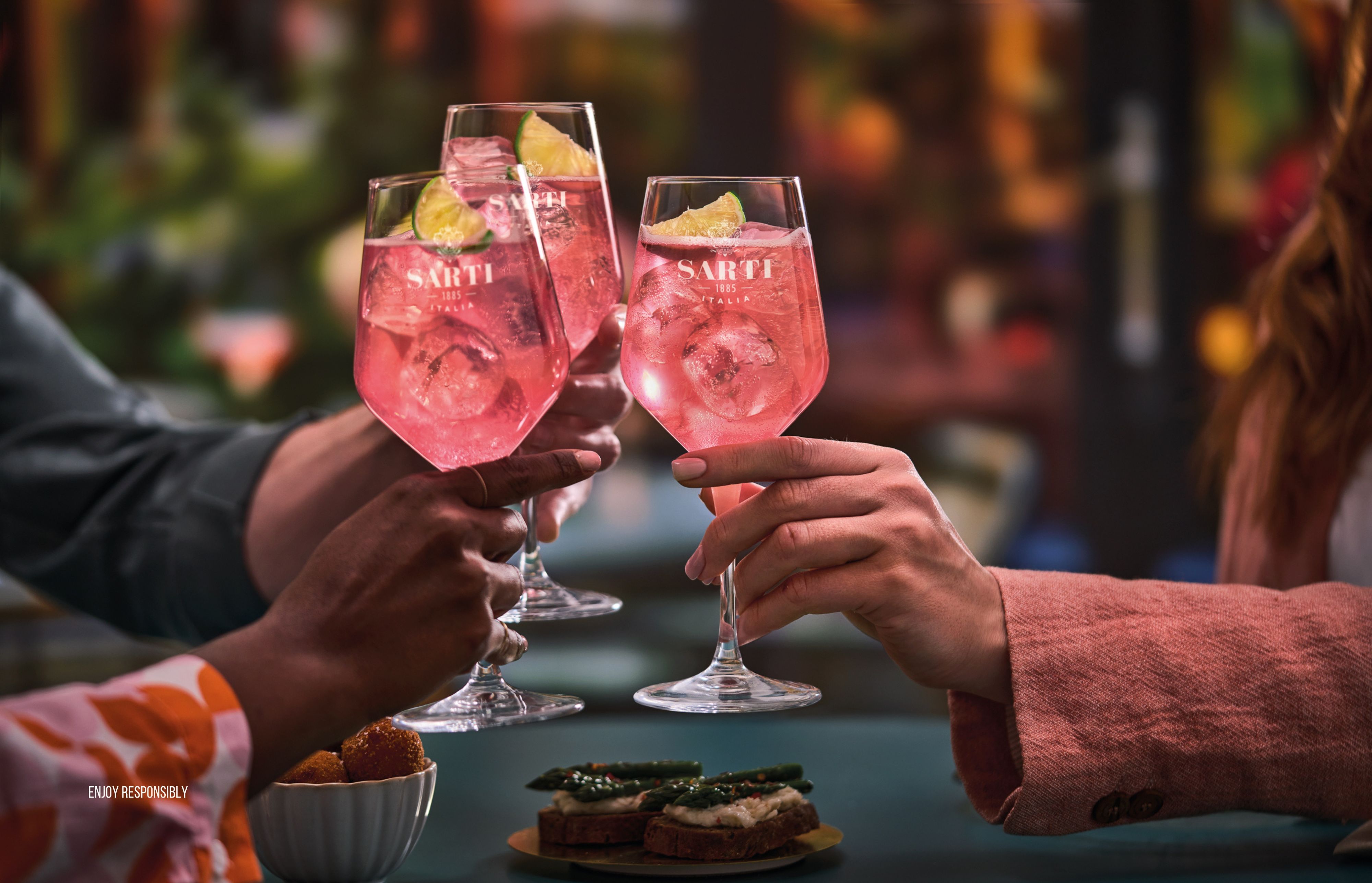 Der fruchtige Spritz ist mit seiner pinken Farbe auch ein echter Eyecatcher.