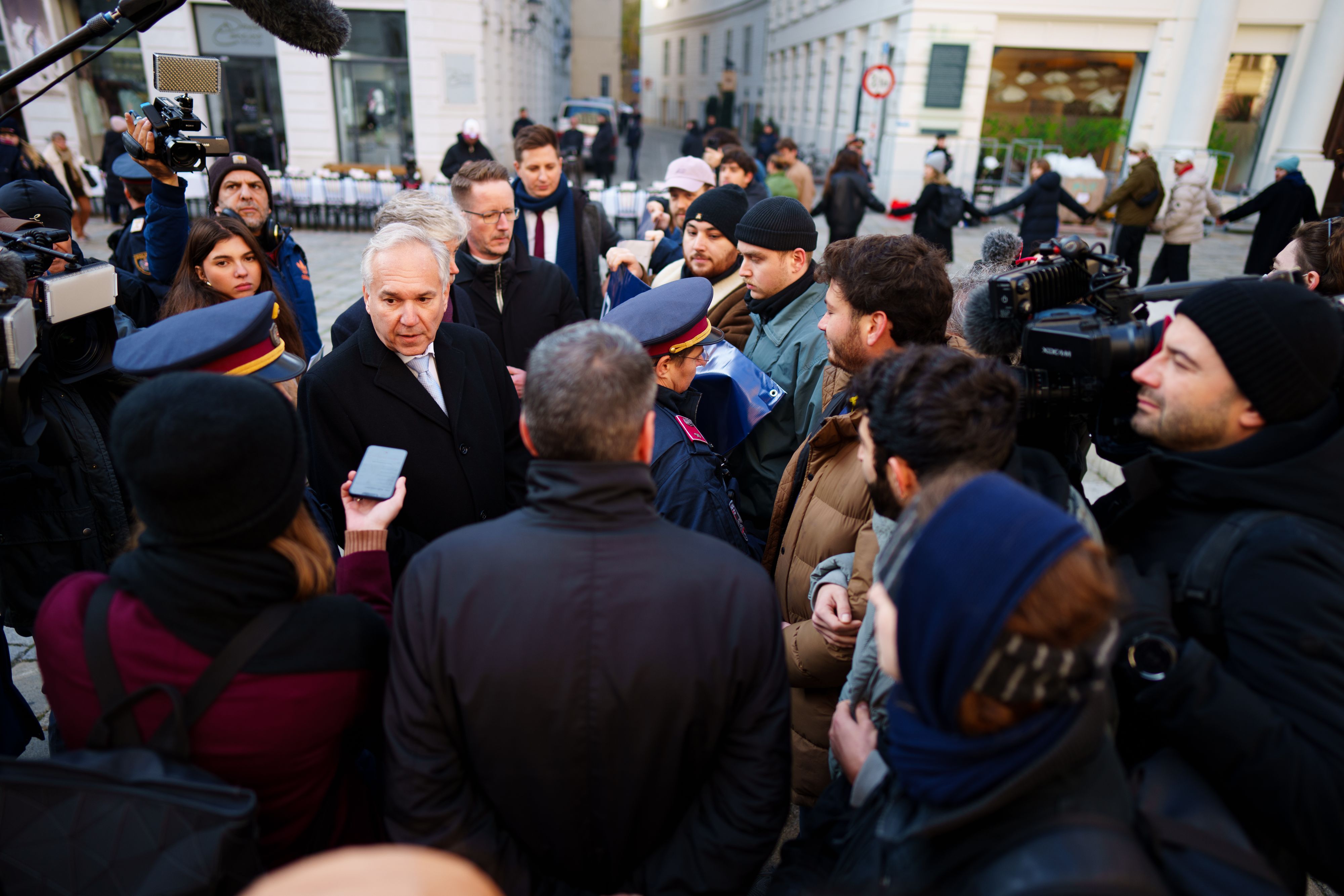 Nationalratspräsident Walter Rosenkranz (FPÖ) bei seiner verhinderten Kranzniederlegung am Judenplatz.