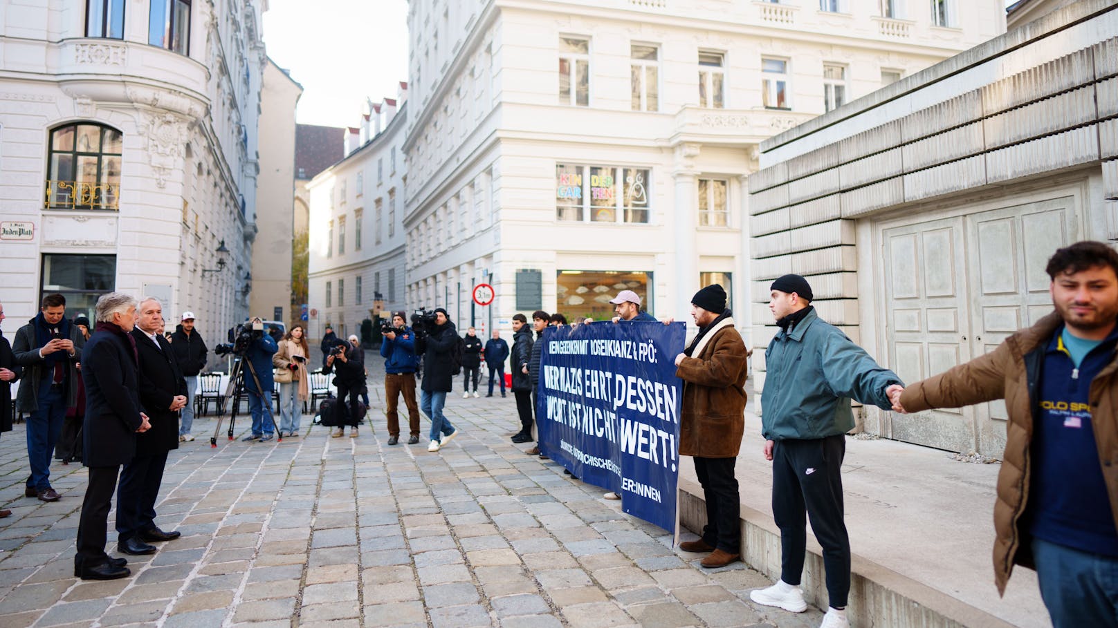 Die Jüdischen österreichischen Hochschüler:innen (JöH) haben mit einer Menschenkette um das Holocaust-Mahnmal am Wiener Judenplatz ...