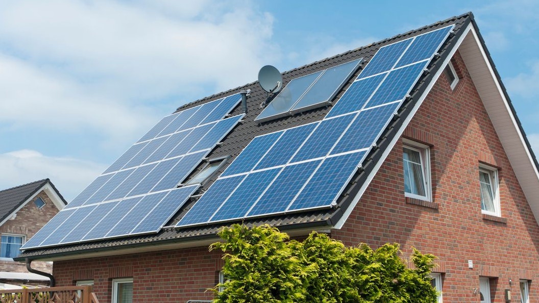 Viele Haushalte setzen mittlerweile auf PV-Anlagen. Trotzdem befindet sich die Branche in der Krise. (Symbolbild)