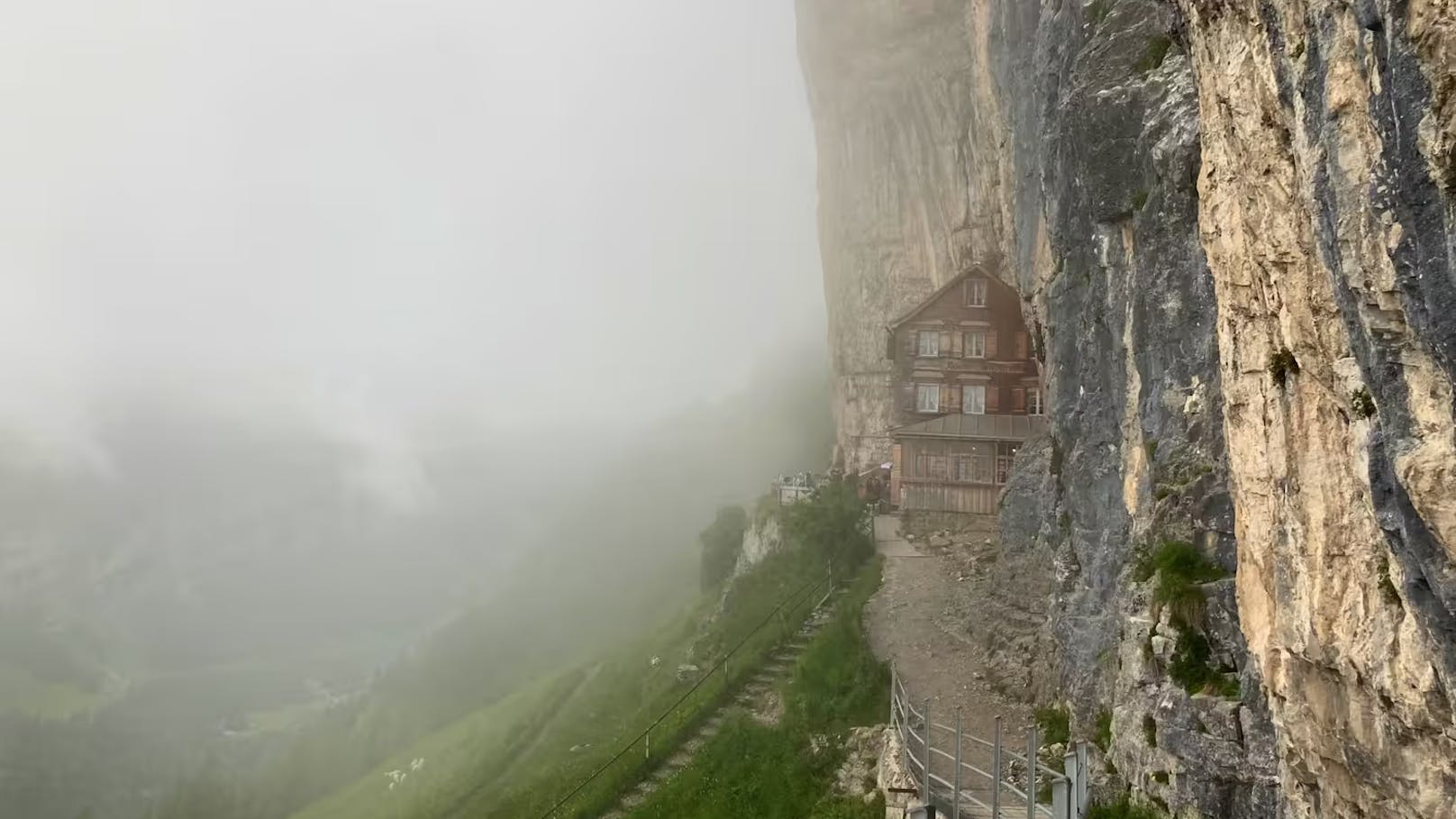 Im Gasthaus Aescher können Eltern zur Sicherung ihrer Kinder Leinen ausleihen.