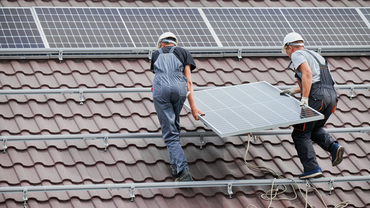 Viele Haushalte setzen mittlerweile auf PV-Anlagen. Trotzdem befindet sich die Branche in der Krise. (Symbolbild)