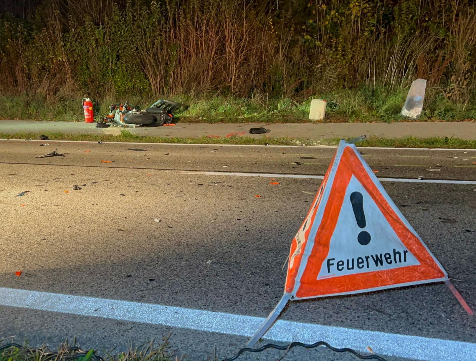 Ein Motorrad kollidierte mit einem Klein-Lkw. Der Motorradfahrer verstarb noch an der Unfallstelle.