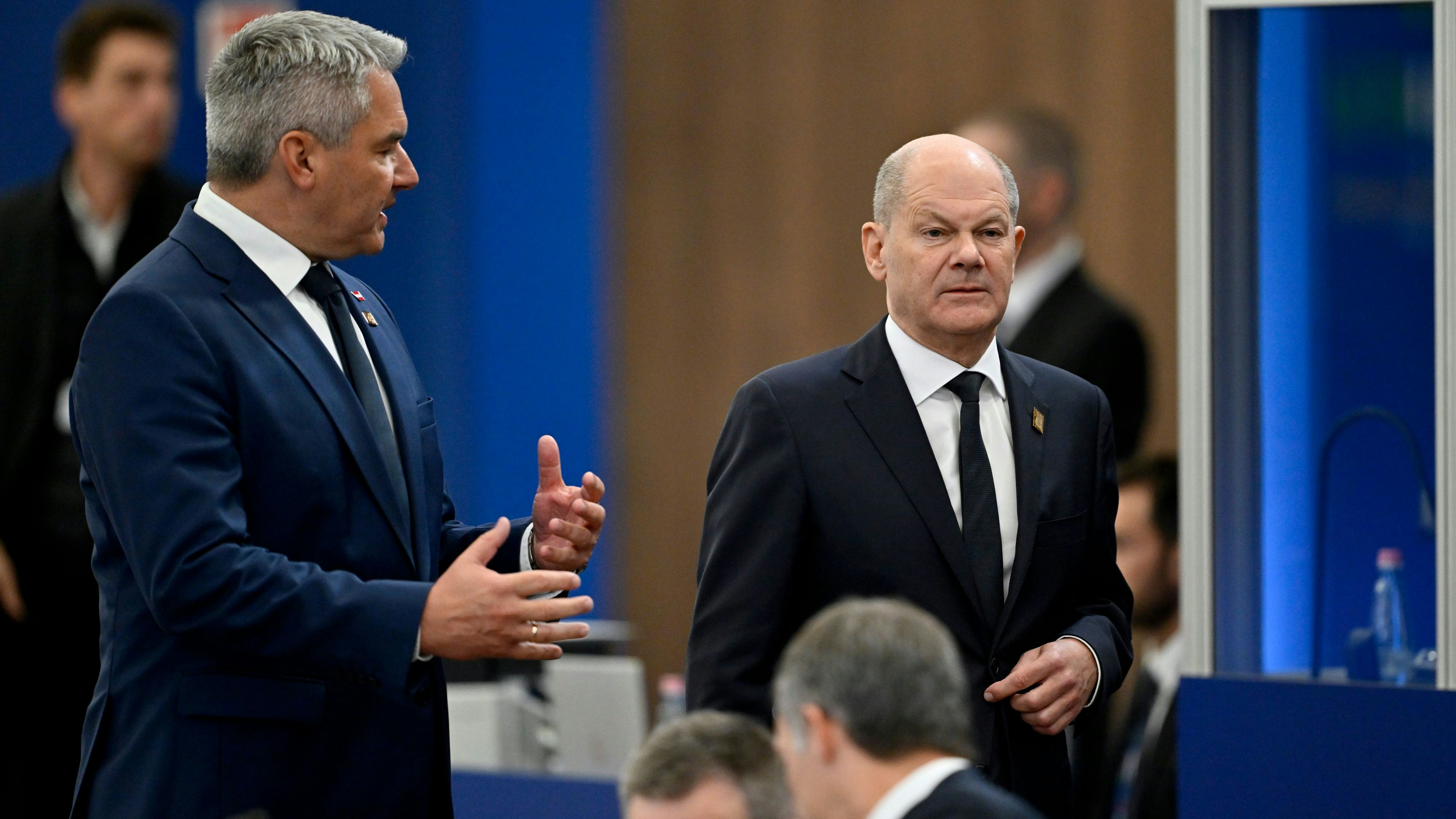 Und, wie ist das so in einer Dreierkoalition? Karl Nehammer mit dem deutschen Kanzler Olaf Scholz beim EU-Gipfel in Budapest