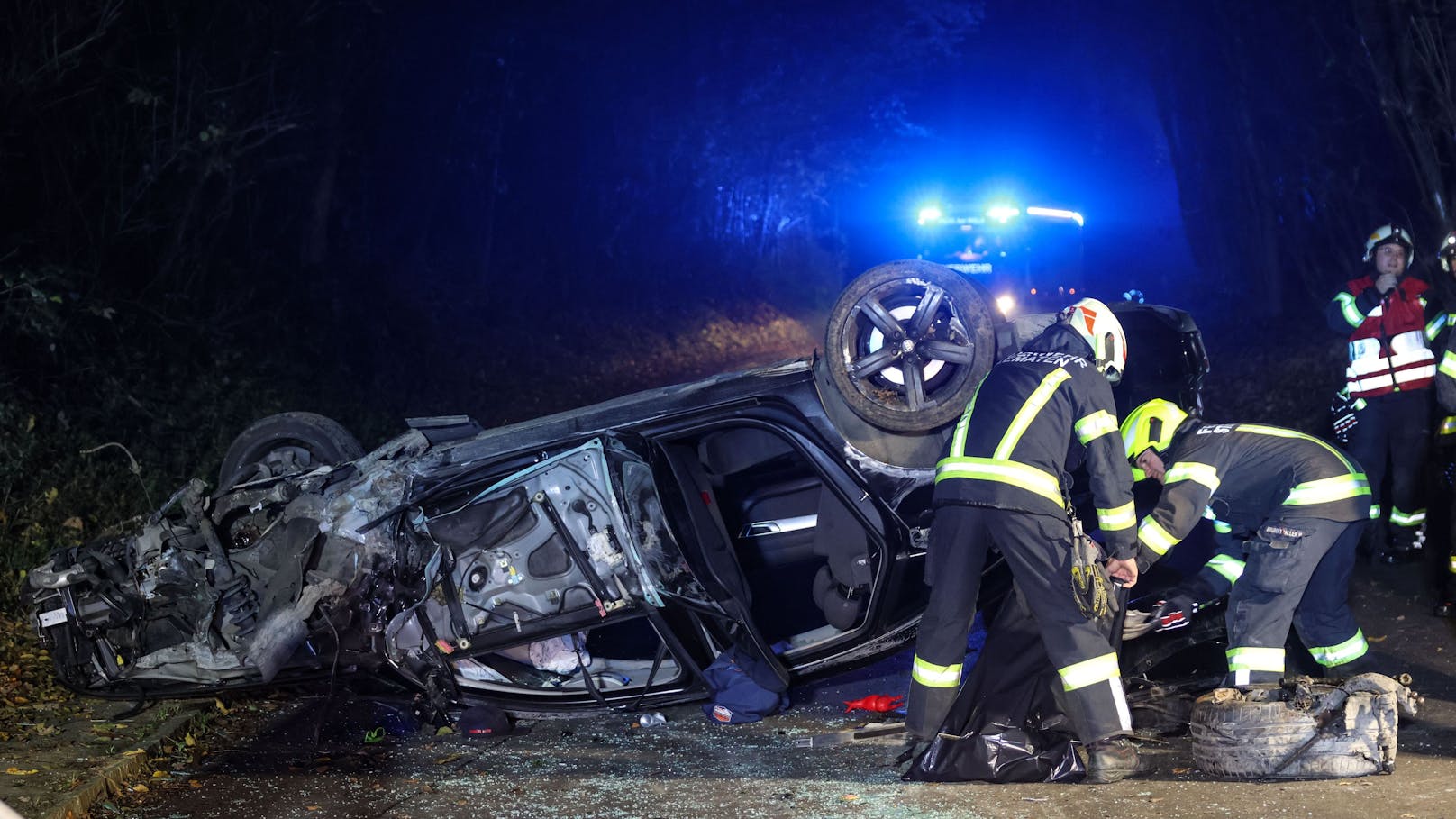 Lenker lässt schwerverletzten Freund in Wrack zurück