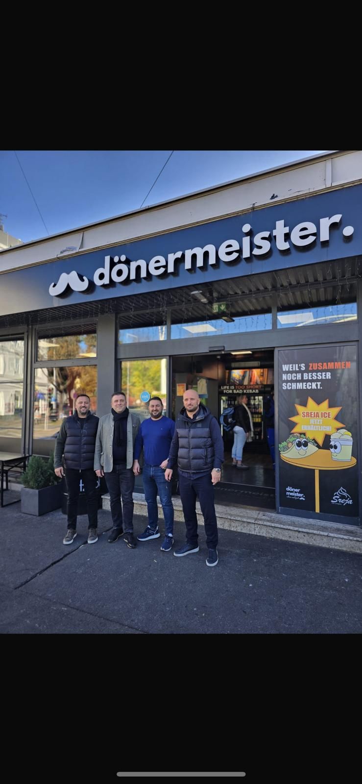 Bild: (von links) Die Gastronomen Ekrem Tütüncü, Temel Tütüncü, Ulas Celikkol und Kadir Sicimoglu versorgen ab sofort auch die Menschen in Schwechat mit hochwertigem Street-Food.