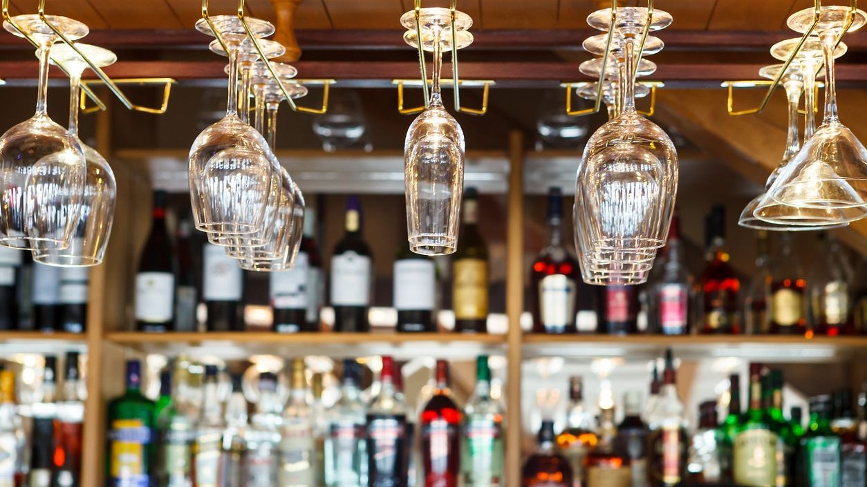 Die Lage eskalierte, als der Gast der Bar verwiesen wurde. (Symbolbild)