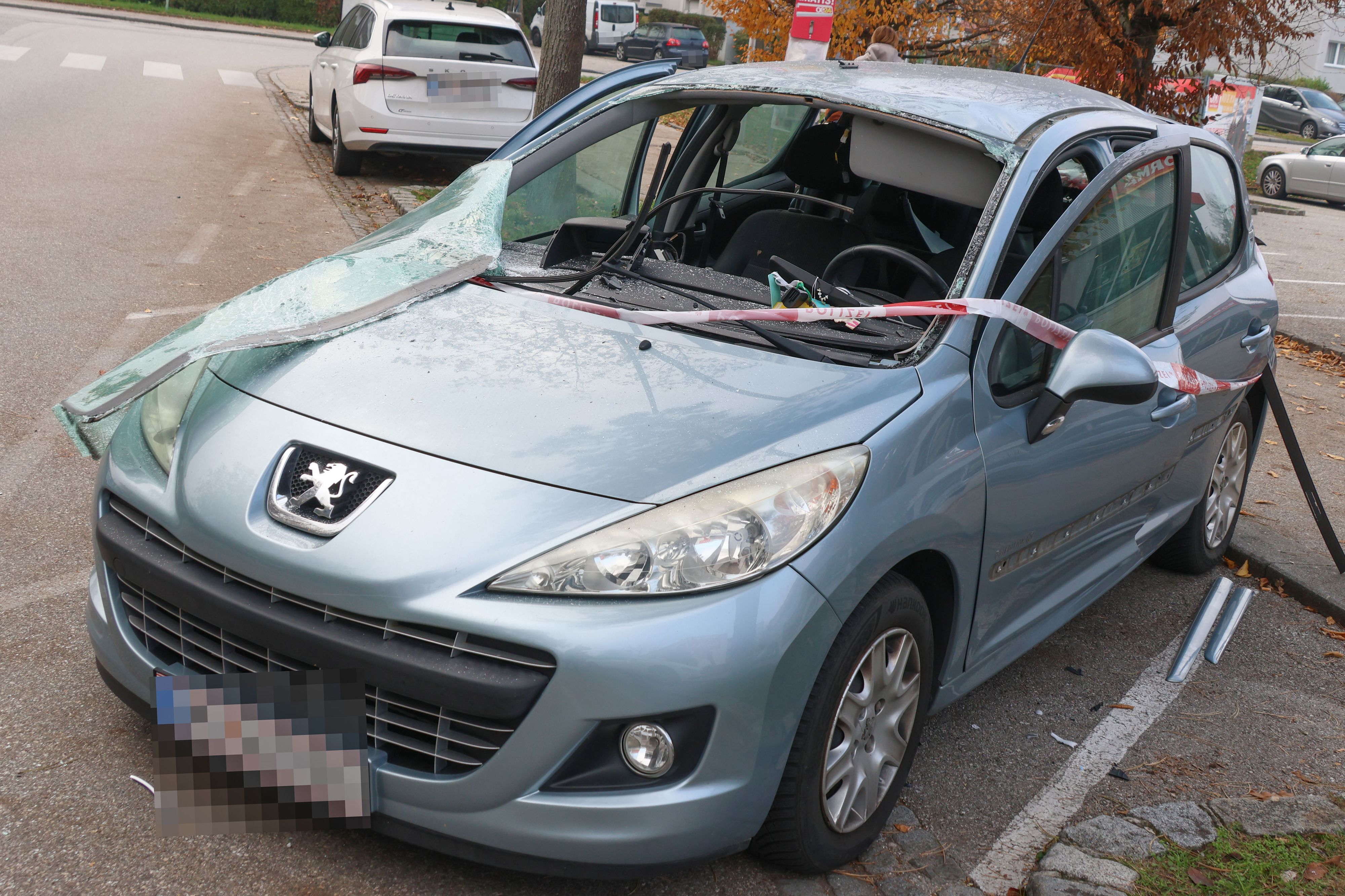 Mutmaßlich mit Böllern wurde ein Peugeot in Wels schwer beschädigt.