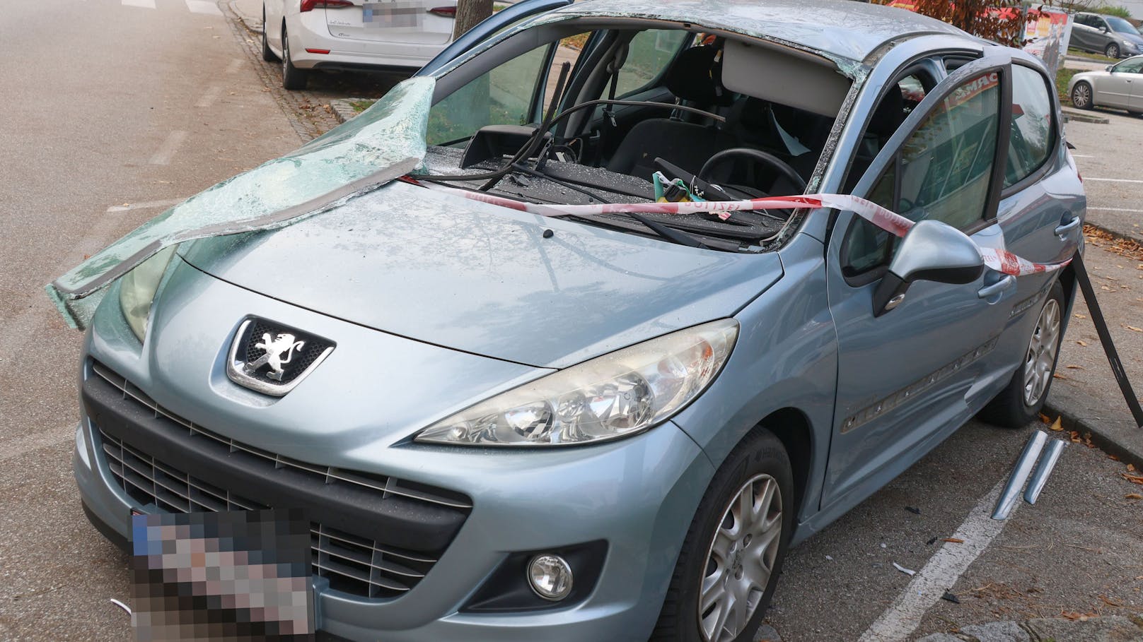 Böller-Chaoten sprengen Peugeot völlig in die Luft