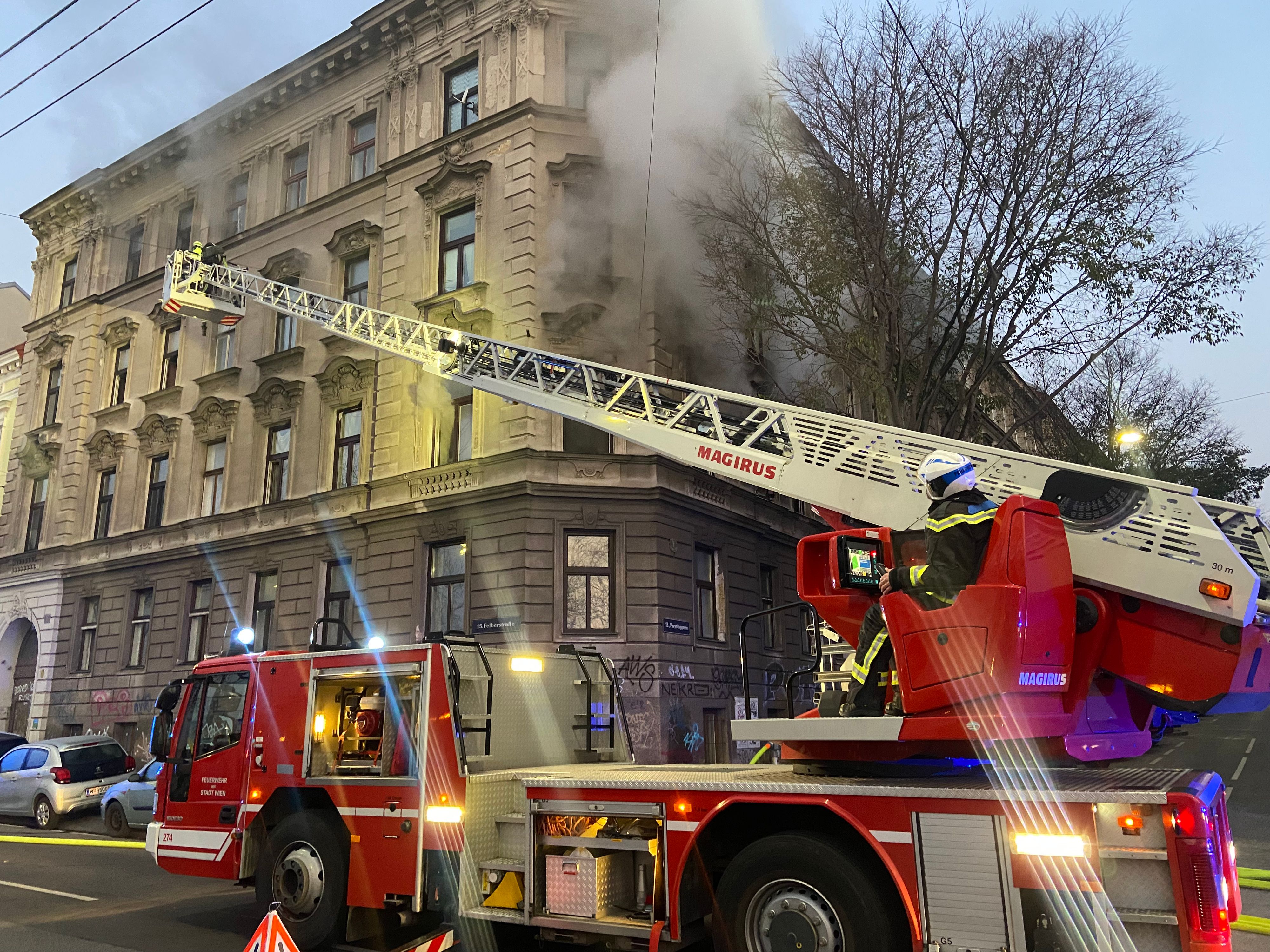 Gegen 11.50 Uhr wurde die Feuerwehr in die Felberstraße gerufen.