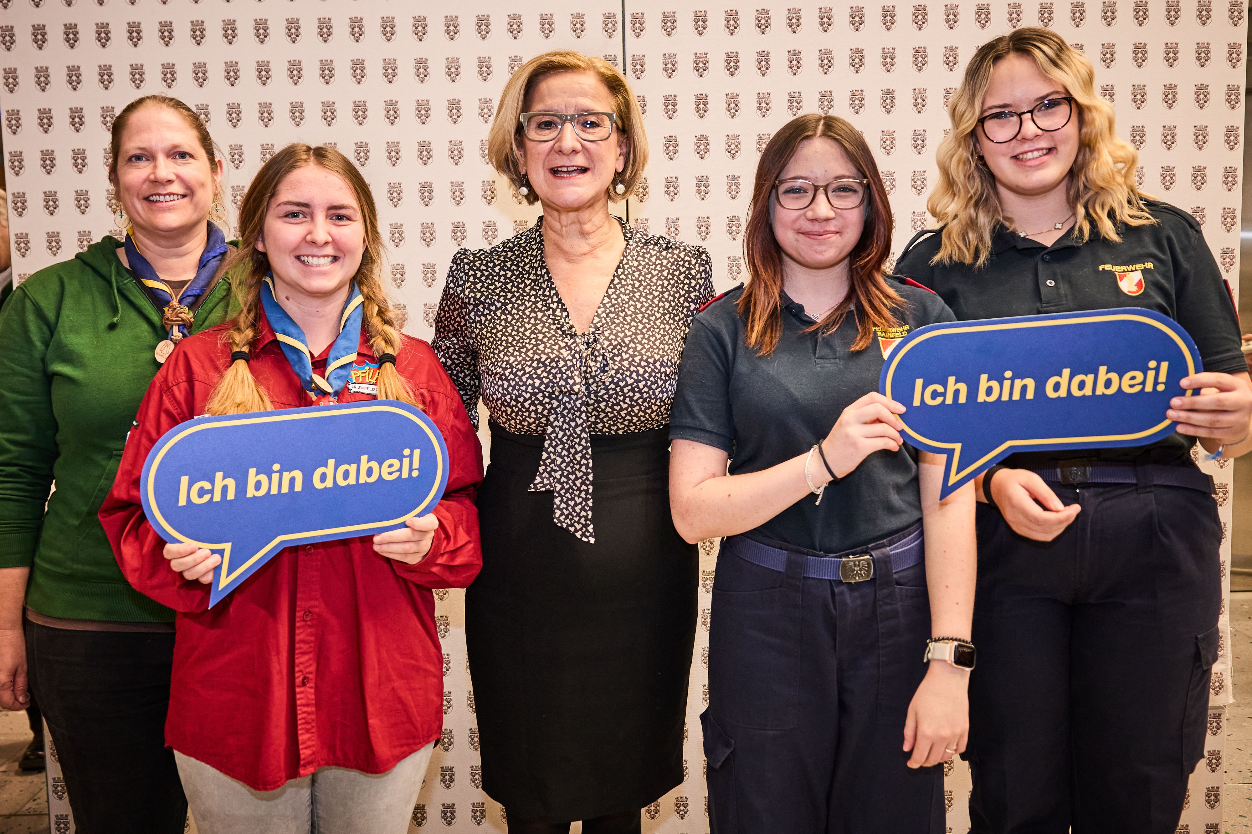Landesleiterin Pfadfinder Niederösterreich Stefanie Jirgal, Nina Hann (Pfandfindergruppe St. Pölten), Landeshauptfrau Johanna Mikl-Leitner, Hannah Buchgrabner (Freiwillige Feuerwehr Rainfeld), Lena Vogelleitner (Freiwillige Feuerwehr St. Aegyd)