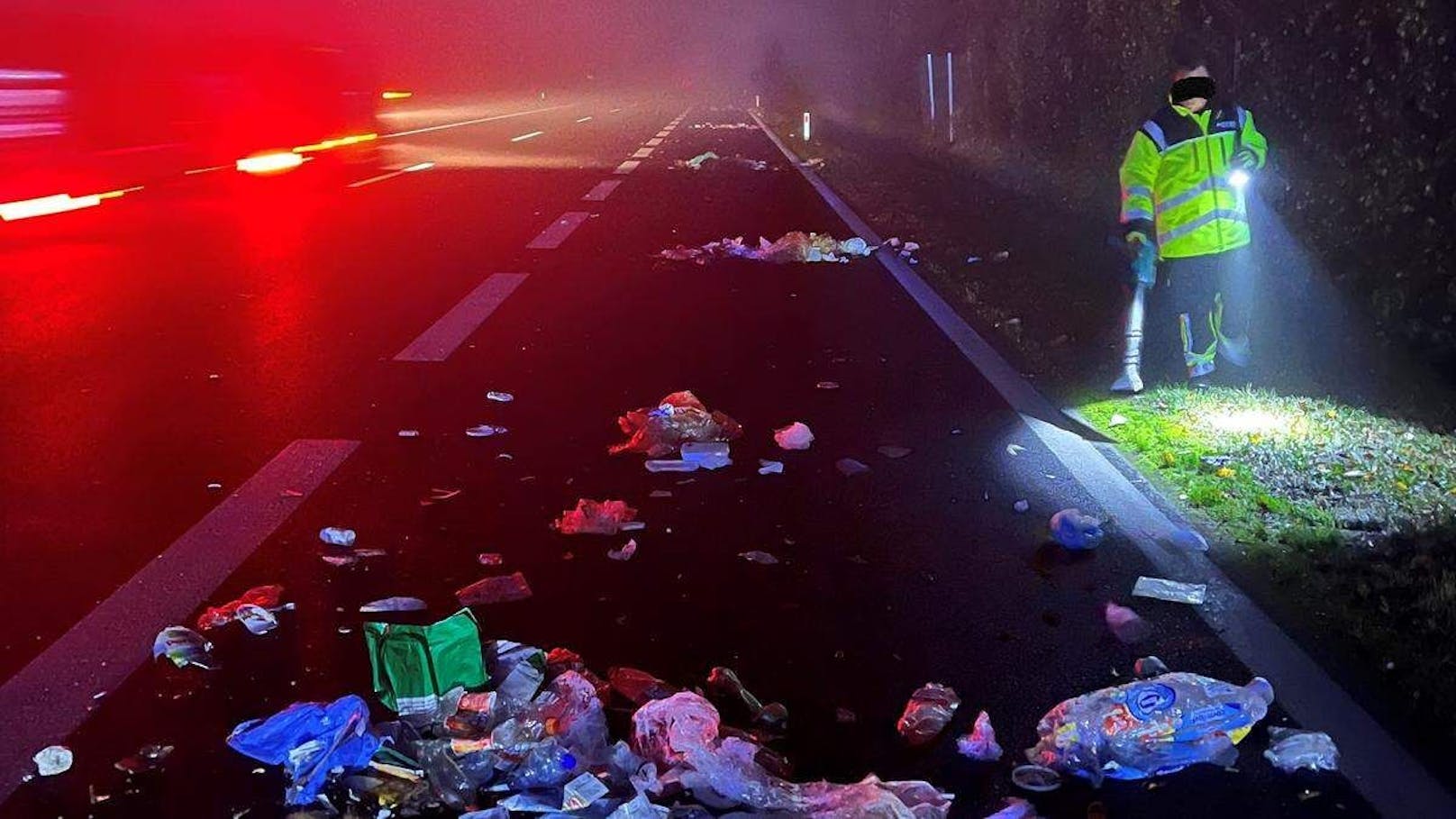 Unbekannter wirft 720 Liter Hausmüll auf Phyrn Autobahn