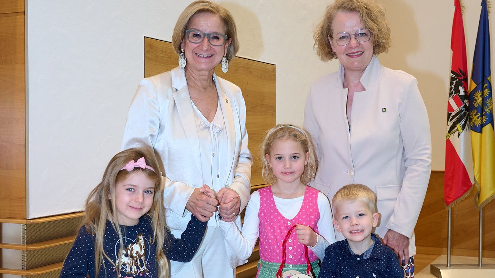 Landeshauptfrau Johanna Mikl-Leitner und Familien-Landesrätin Christiane Teschl-Hofmeister mit Olivia Kienastberger, Magdalena Sampl und Moritz Laschober (v.l.n.r.)