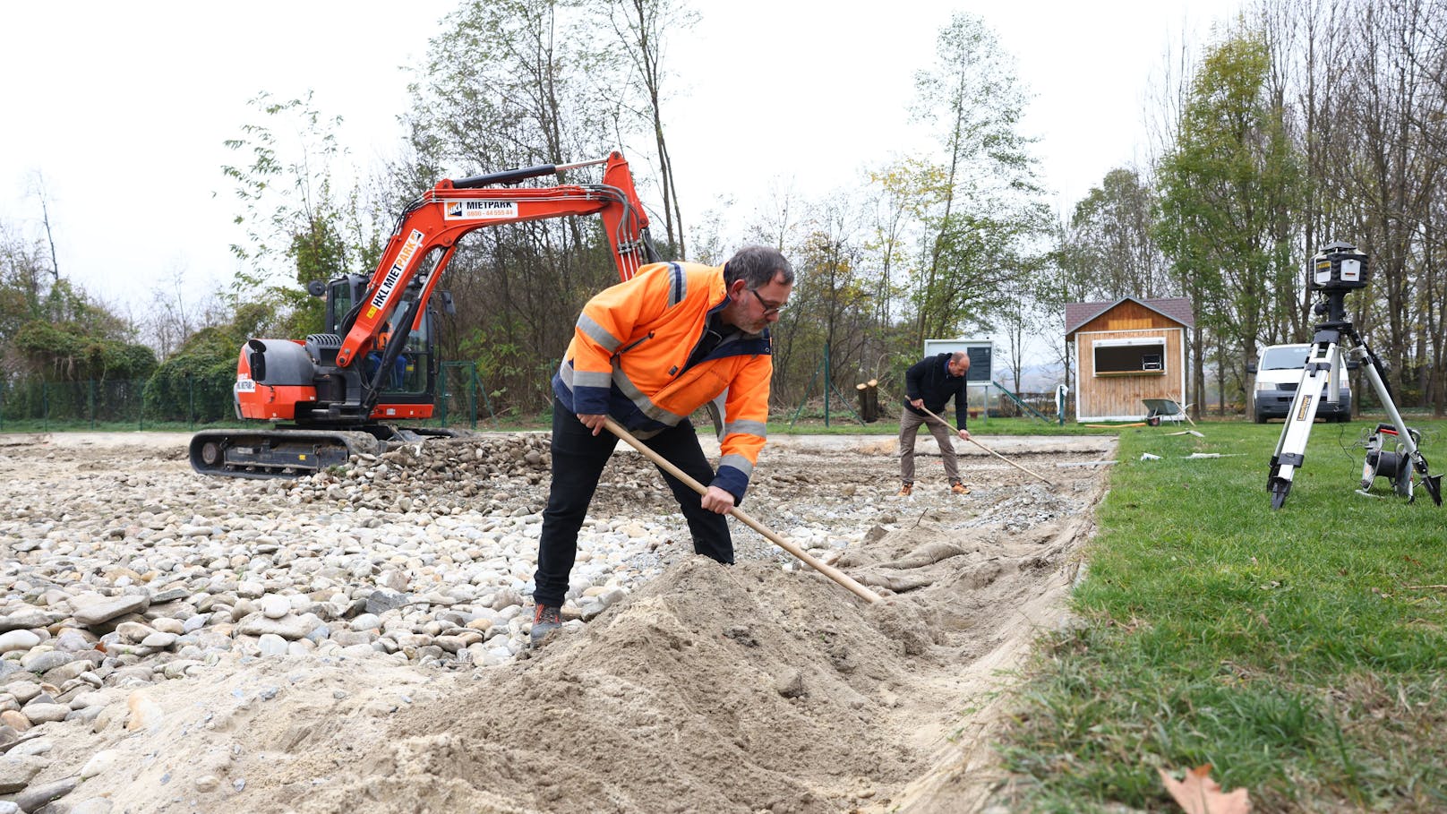 Langenlois wurde vom Hochwasser schwer getroffen. Die Aufräumarbeiten sind in vollem Gange.