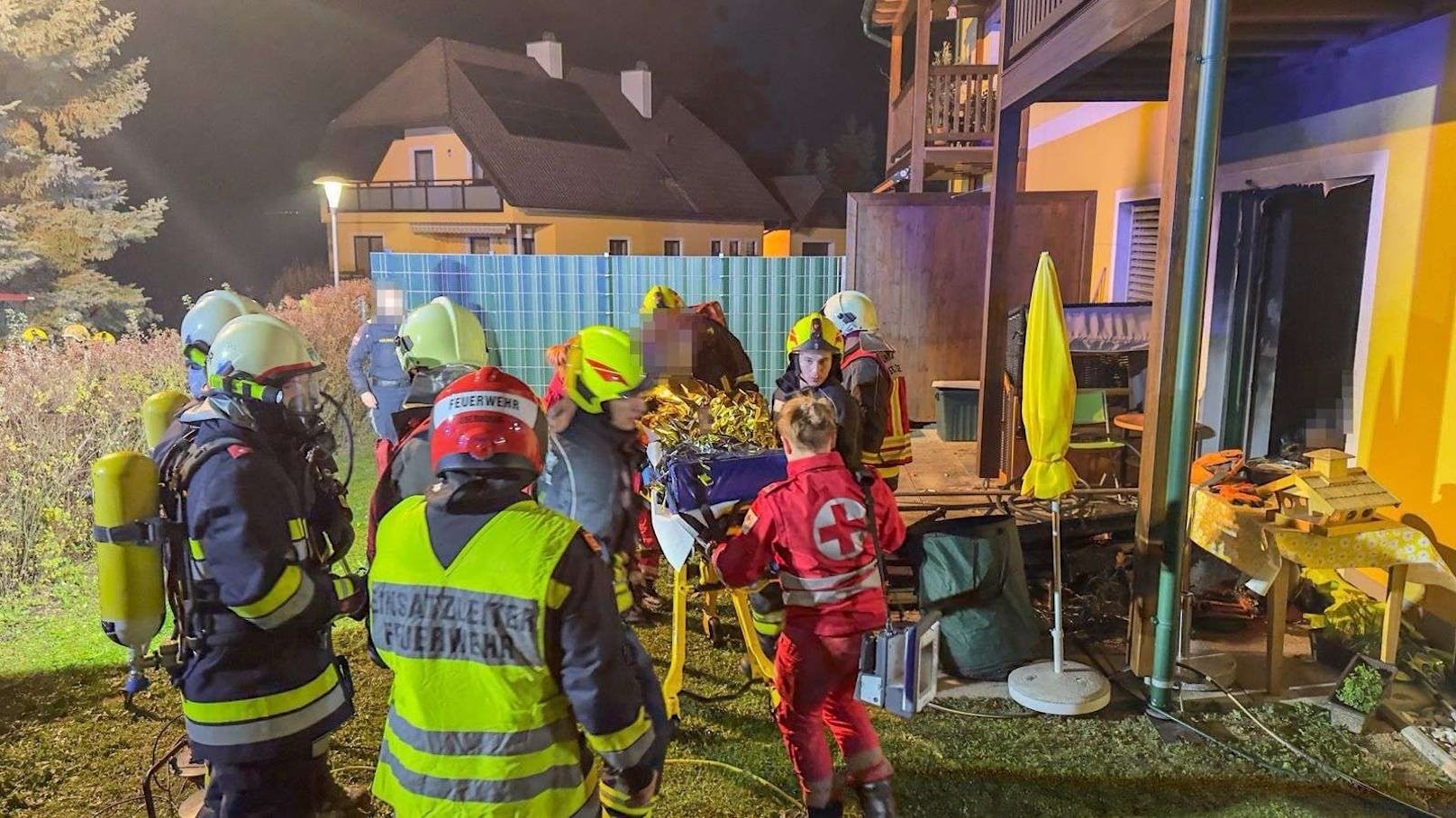 Wohnung in Flammen! Ehepaar bei Brand schwer verletzt