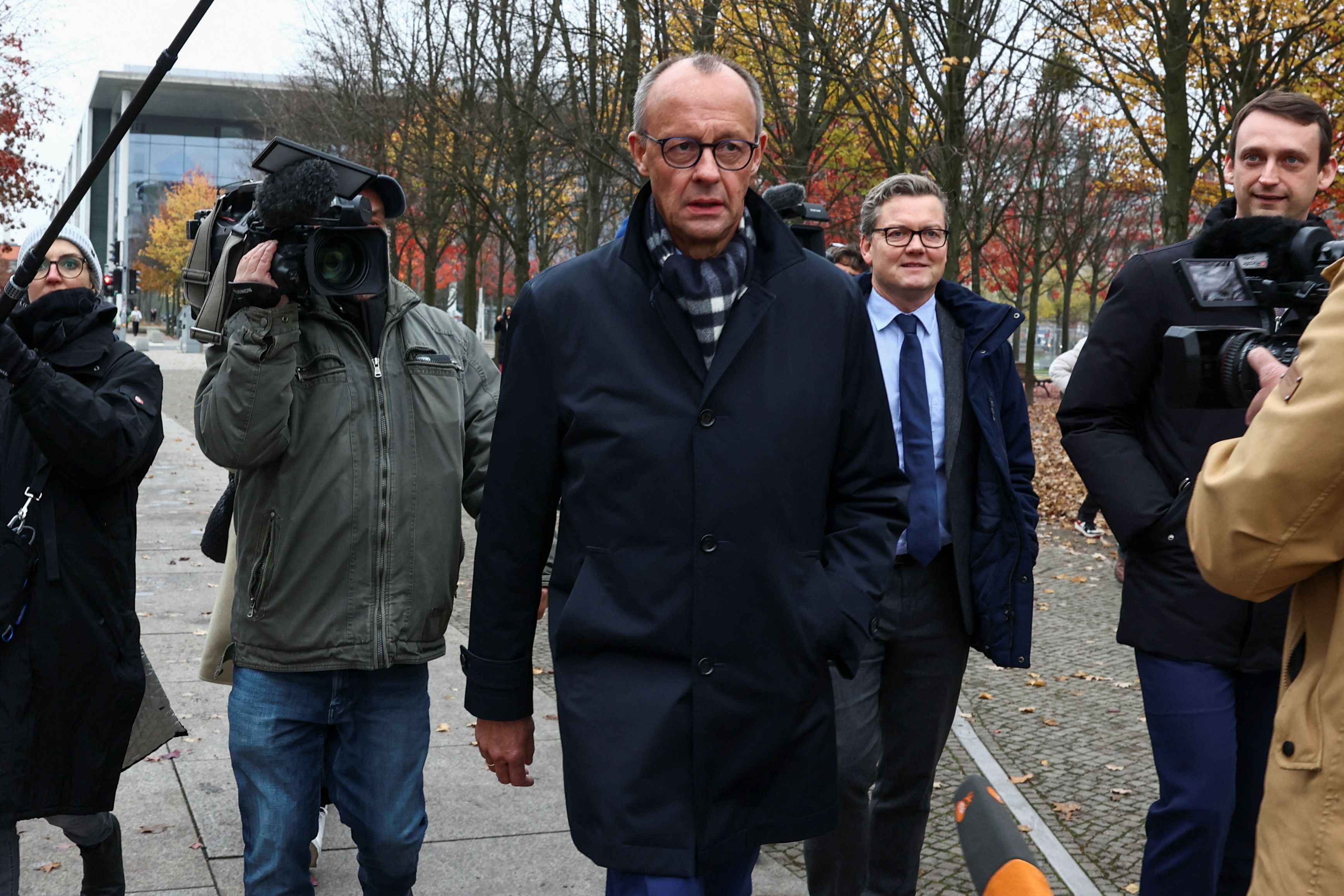 Friedrich Merz will sich im Falle einer Wahl zum Bundeskanzler Deutschlands außenpolitisch neu positionieren und eine selbstbewusste Haltung gegenüber den USA einnehmen.