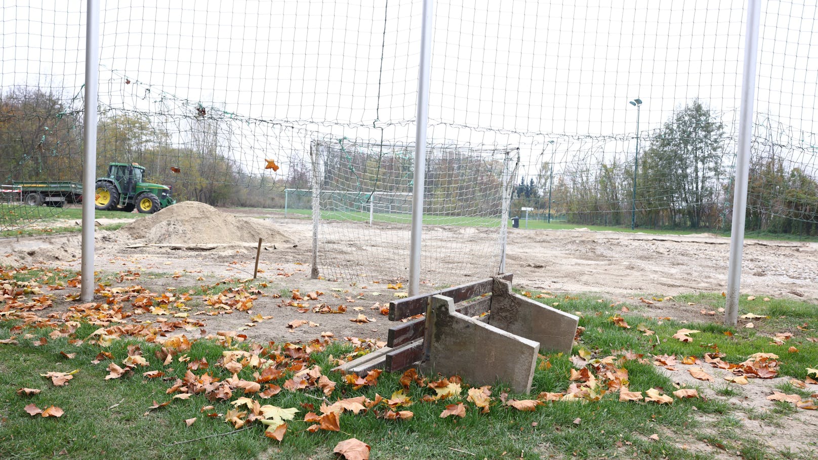 Neben dem Volleyball-Platz versank auch der Fußball-Platz in Wasser und Schlamm.