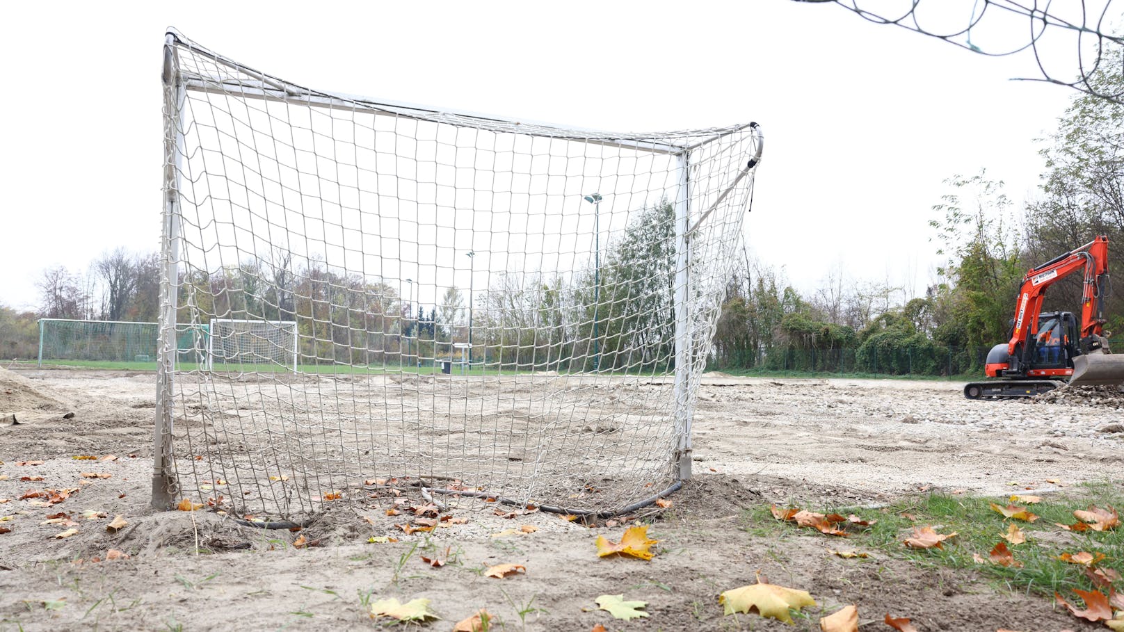 Neben dem Volleyball-Platz versank auch der Fußball-Platz in Wasser und Schlamm.