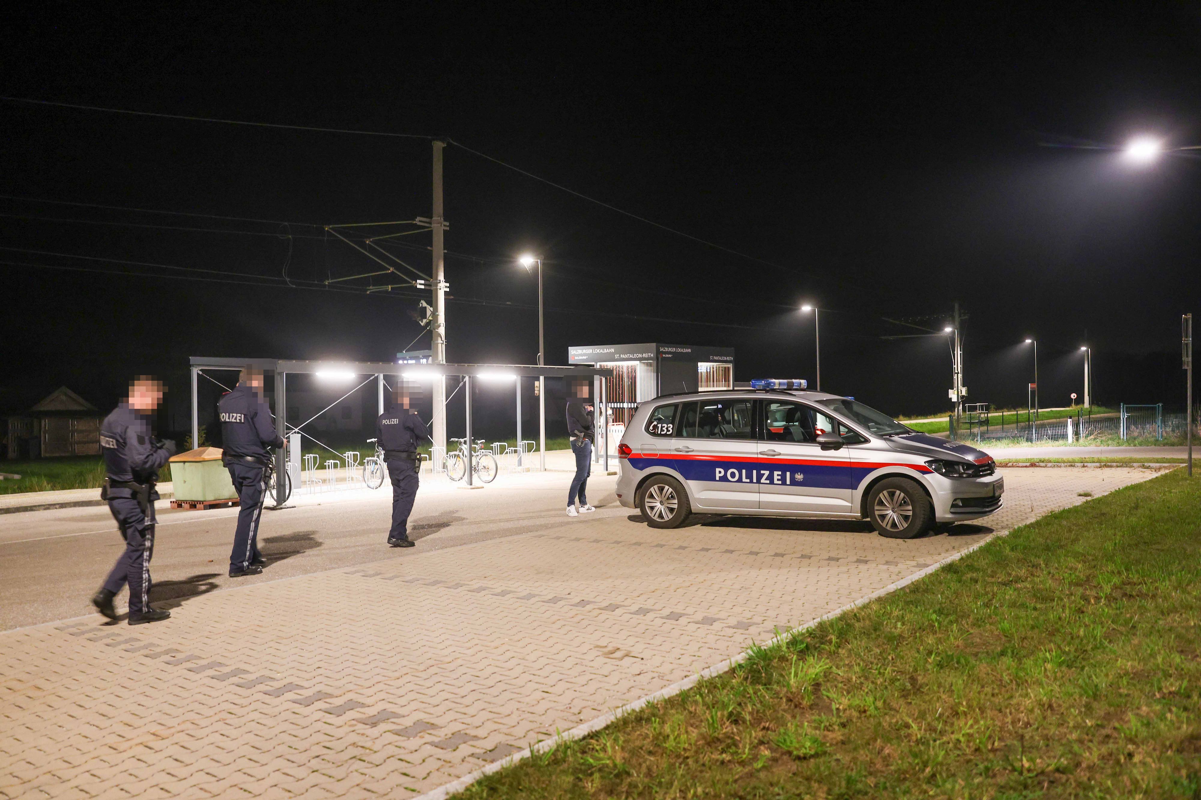 Messerangriff am Bahnhof von Sankt Pantaleon. Die Polizei suchte das Gebiet ab.