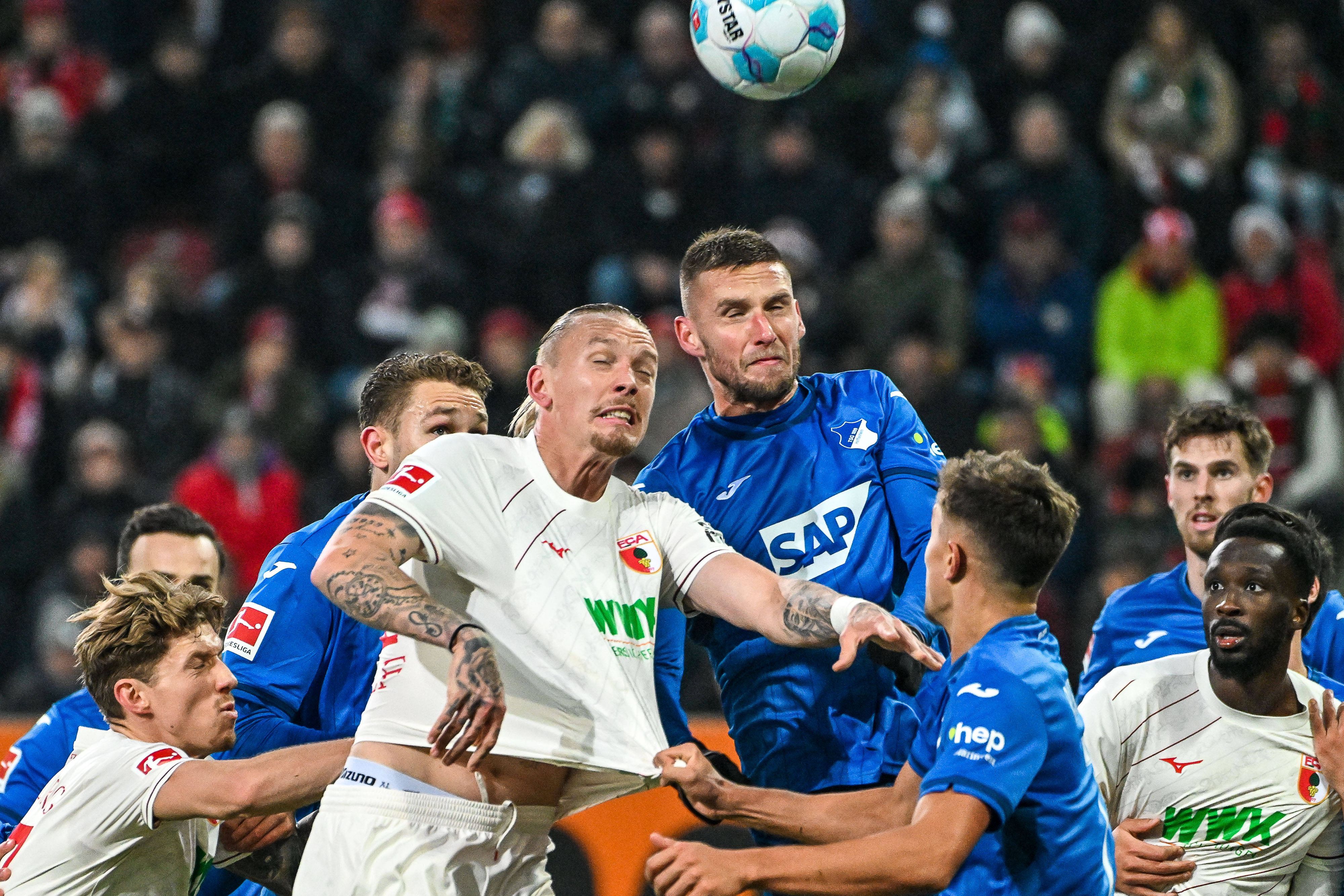 Pavel Kaderabek (r.) im Kopfball-Duell mit Marius Wolf