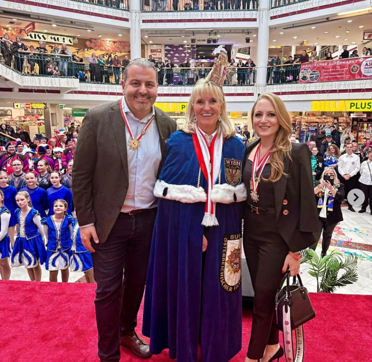 Jacqueline und Leo Lugner begrüßten Faschingsgilden in der Lugner City.