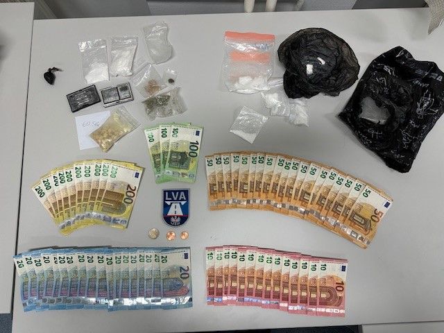 Die Beamten stellten nicht nur Suchtmittel, sondern auch eine größere Menge Bargeld sicher.