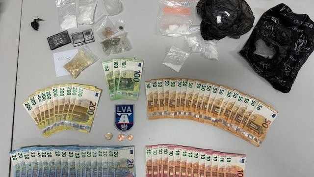 Die Beamten stellten nicht nur Suchtmittel sondern auch eine größere Menge Bargeld sicher. 