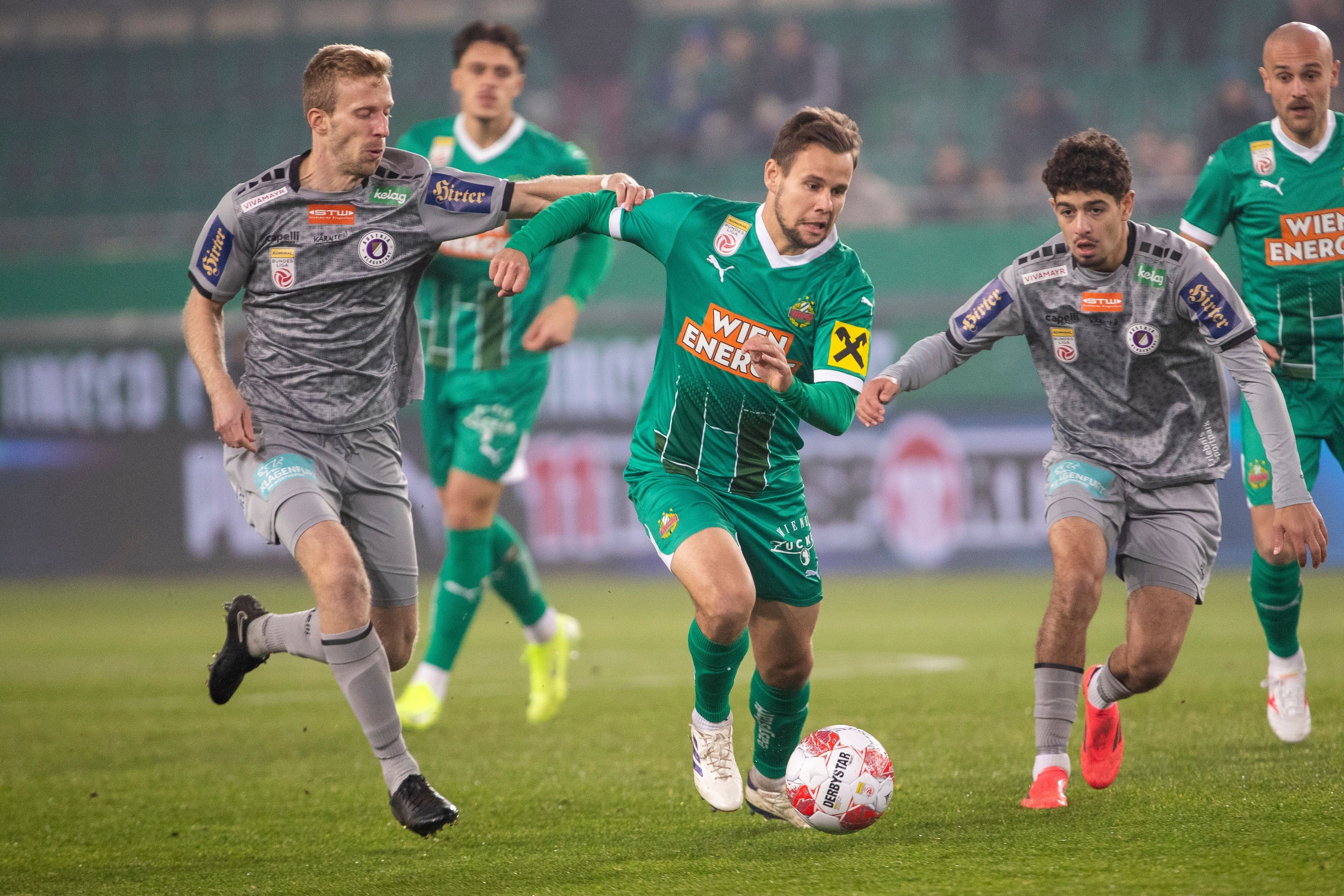 Louis Schaub tankt sich durch die Defensive.