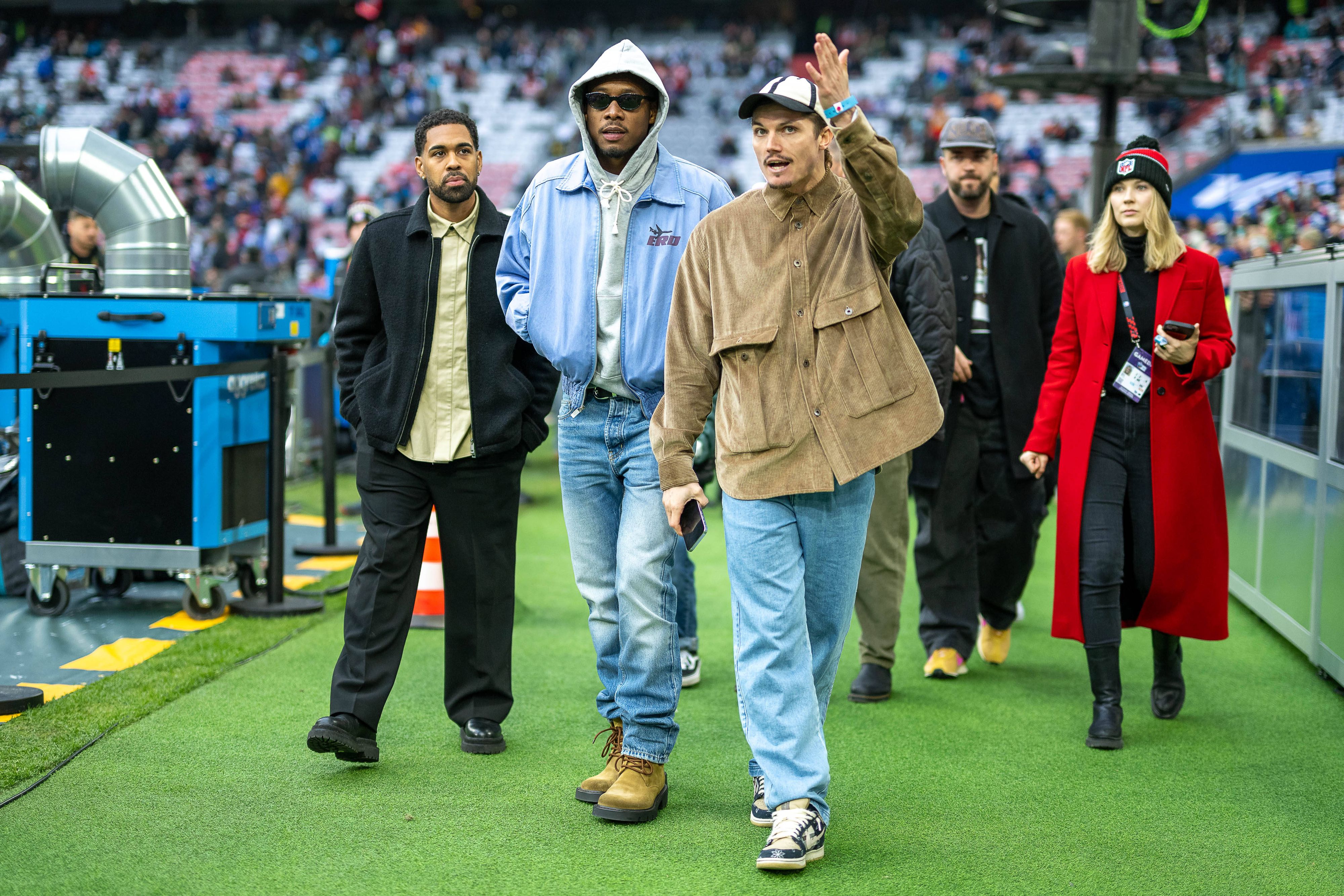 David Alaba , Marcel Sabitzer und Phillipp Mwene ließen sich den Football-Hit in der Allianz-Arena nicht entgehen.