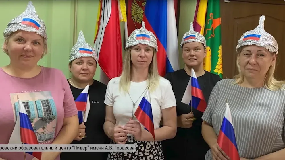Lehrerinnen einer russischen Volksschule mit ihrem Beweisfoto zur Aktion 