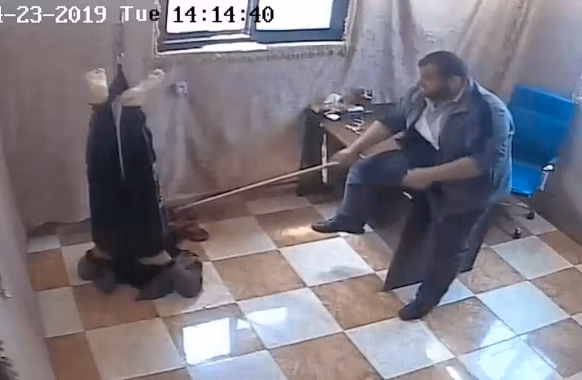 Die israelische Armee hat Aufnahmen veröffentlicht, die Hamas-Terroristen beim Foltern von Zivilisten im Gazastreifen zeigen sollen.