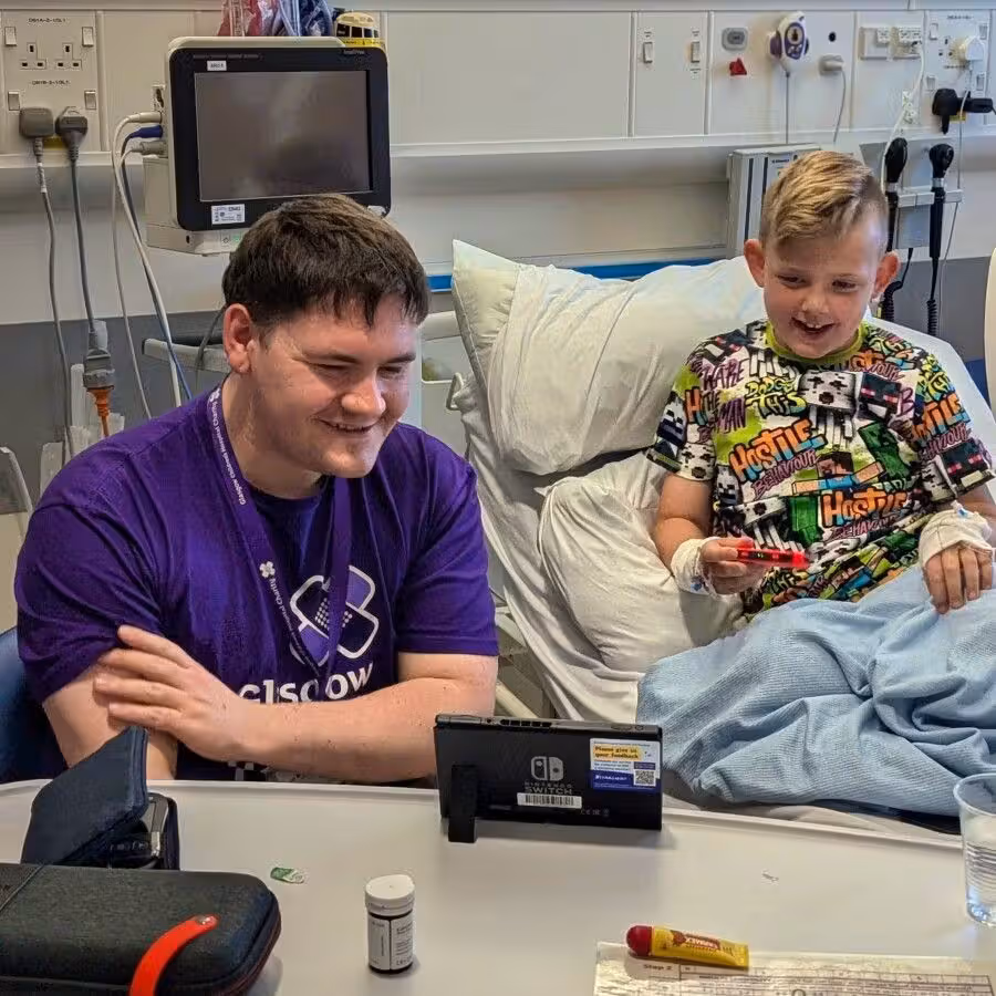 Steven Mair zockt mit einem jungen Patienten in Glasgow.