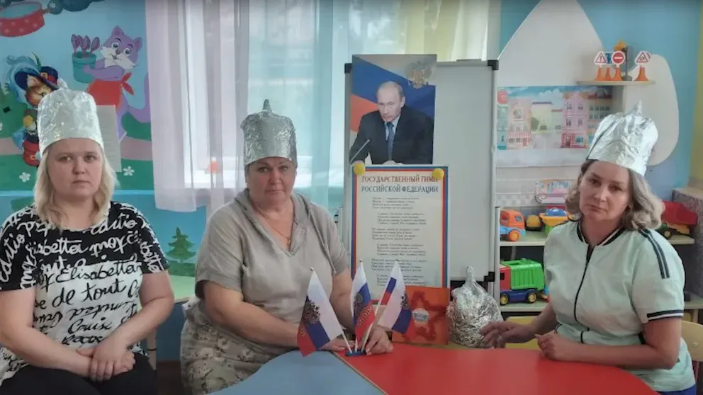 Lehrerinnen einer russischen Volksschule mit ihrem Beweisfoto zur Aktion 