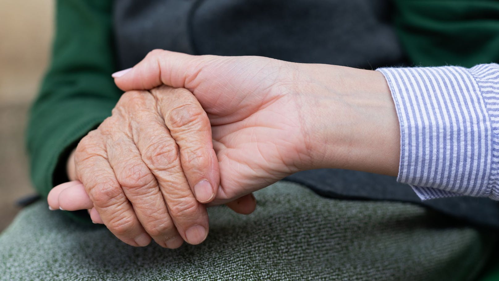 Frau (93) schwer dement, Versicherung zahlt nicht mehr