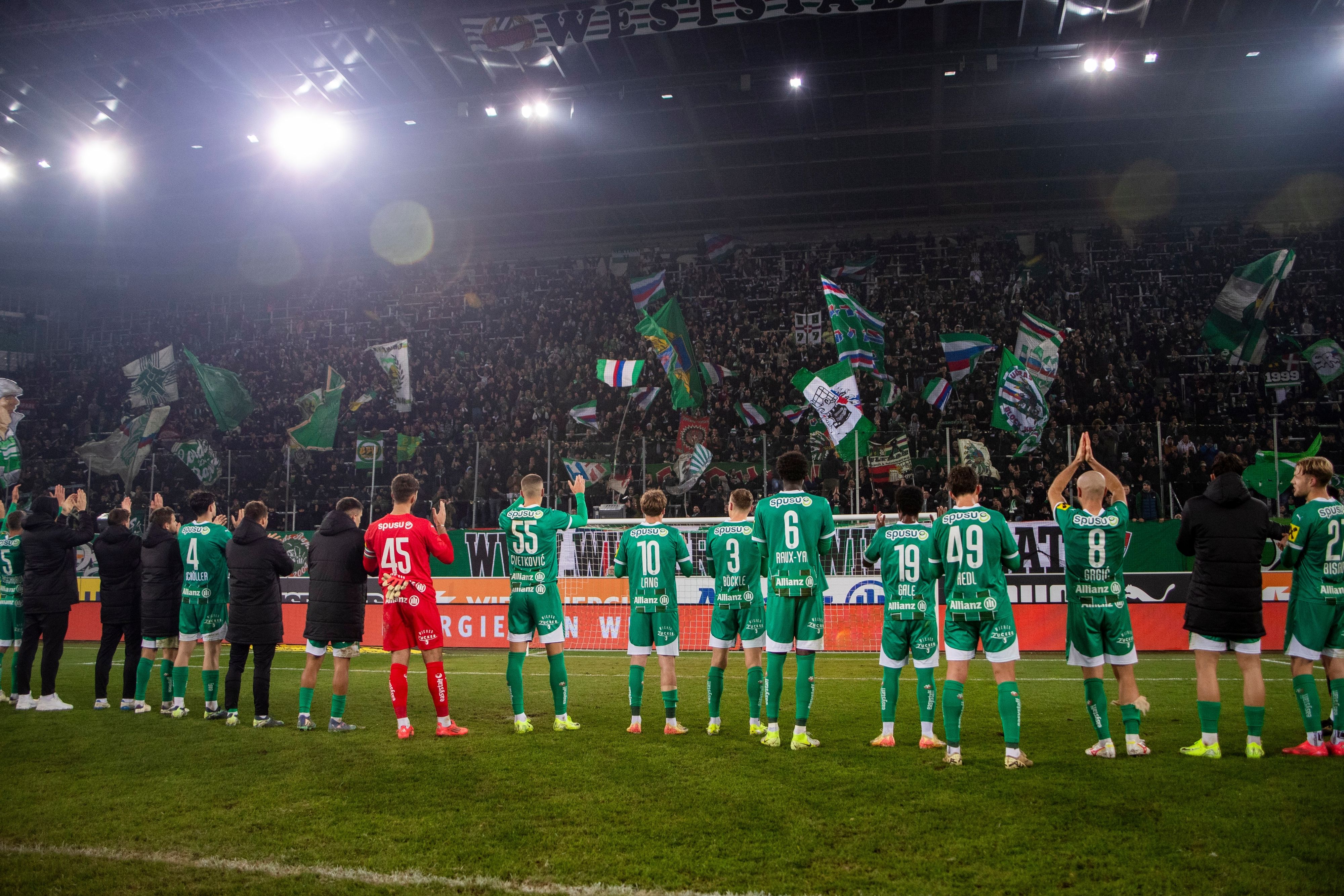 Die Rapid-Spieler bedanken sich bei den Fans für den Support.