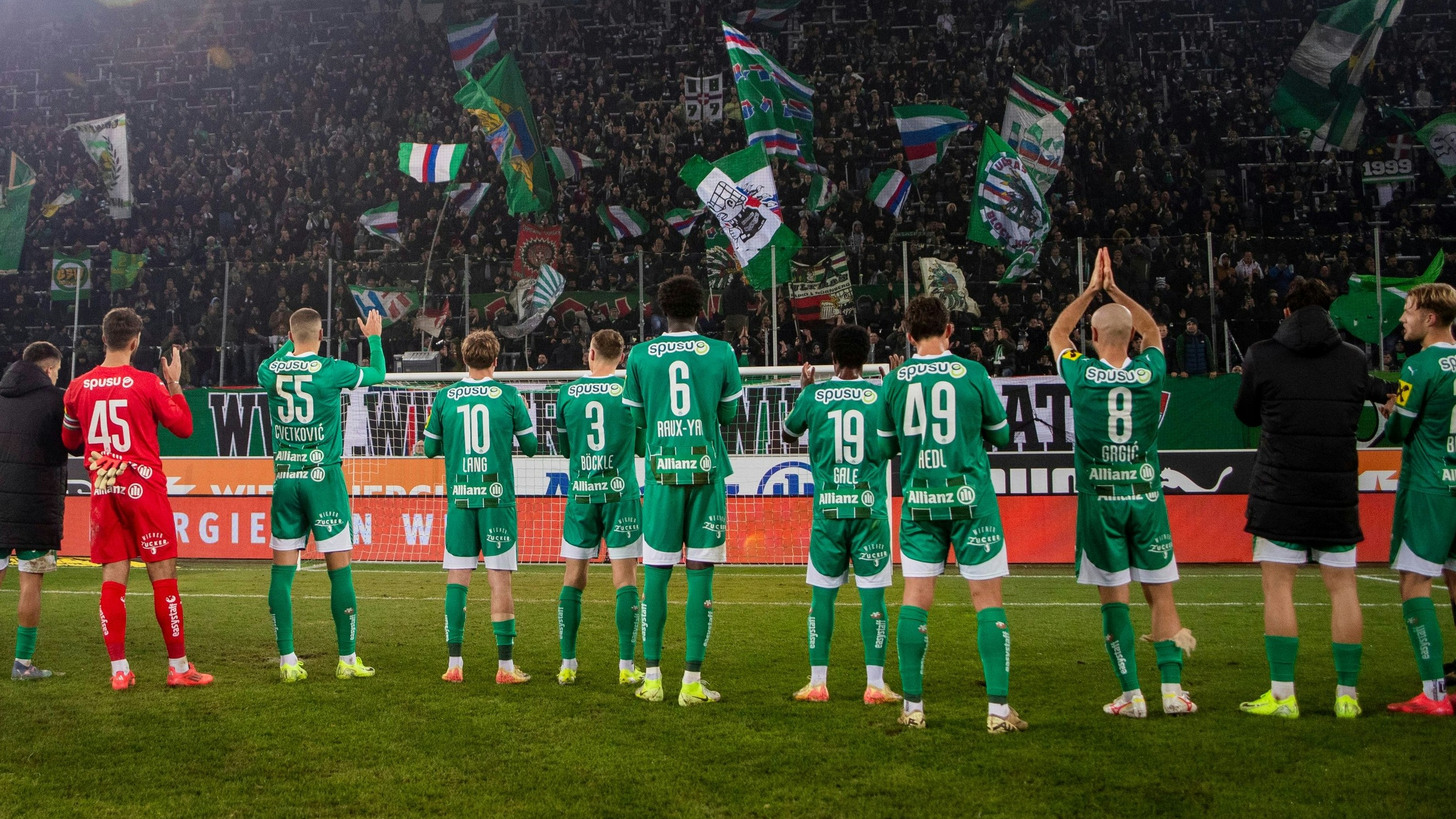 Die Rapid-Spieler bedanken sich bei den Fans für den Support.