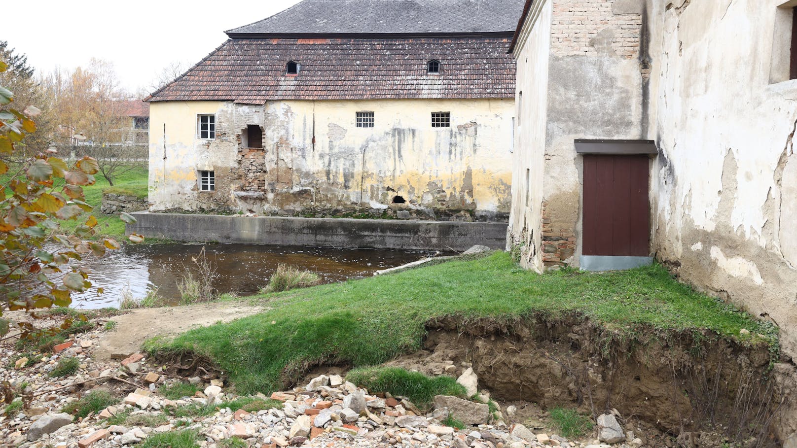 Das Hochwasser unterspülte das Gebäude, ein Teil brach ab.