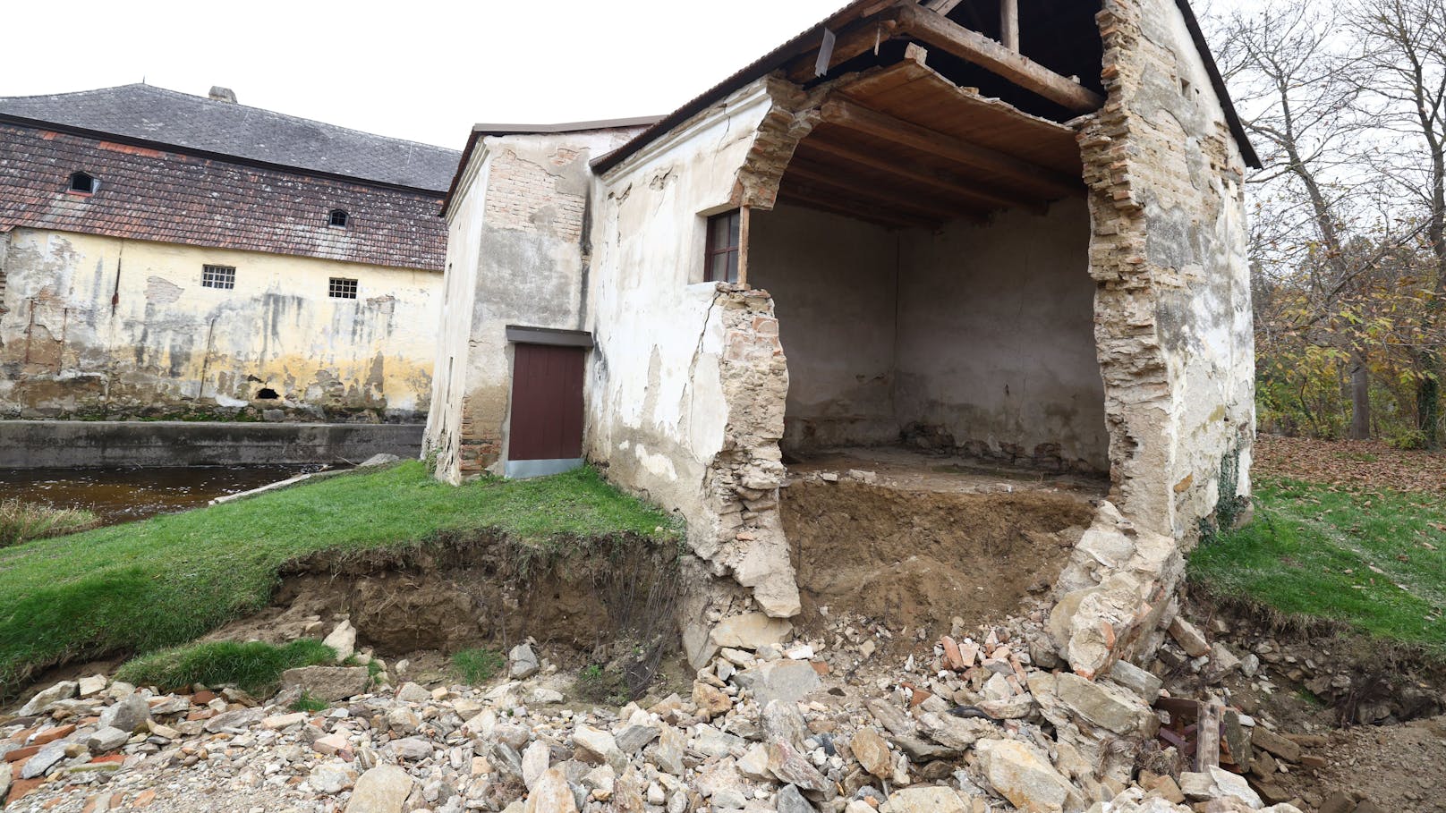 Das Hochwasser unterspülte das Gebäude, ein Teil brach ab.