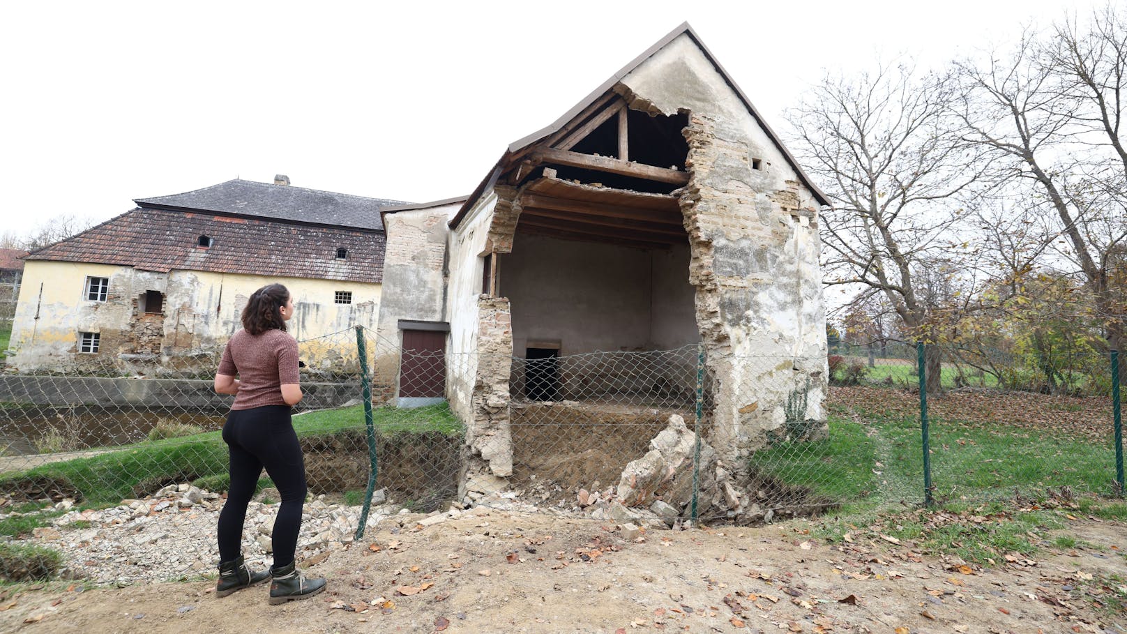 Beim "Heute"-Lokalaugenschein wurden die Redakteure zur Ruine geleitet. Sie befindet sich am Weg zum Kampbad Langenlois.