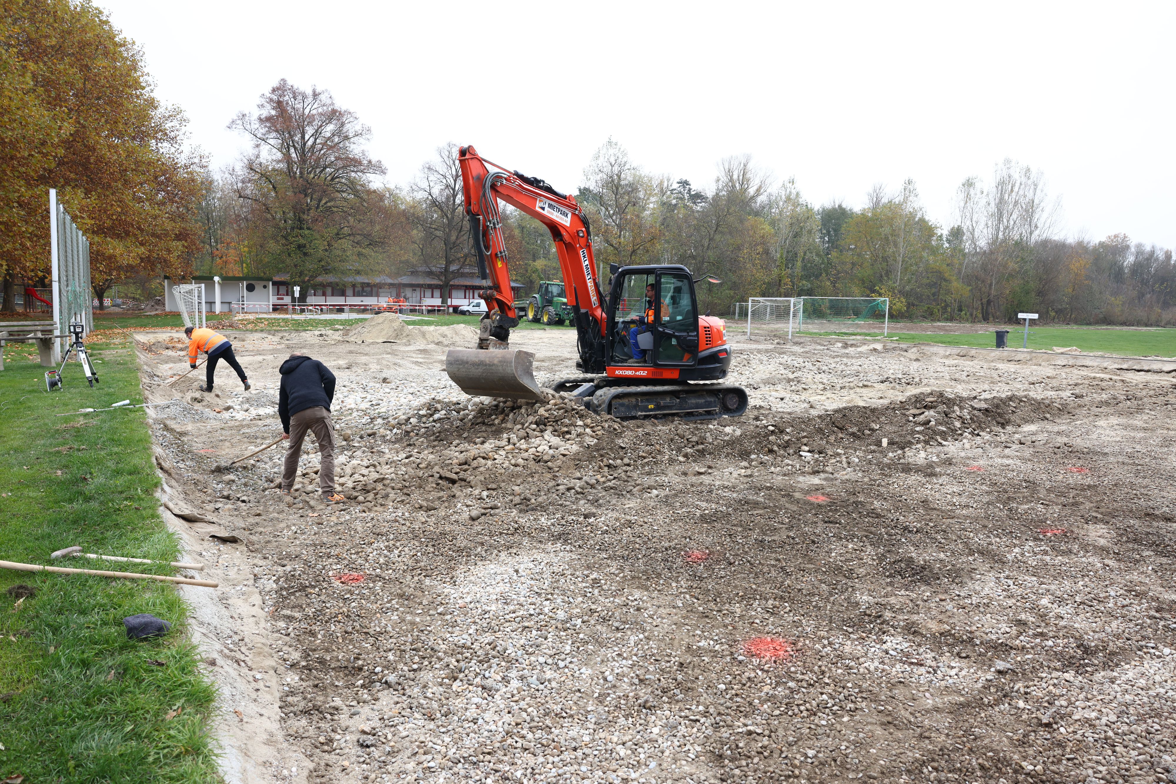 Der Beachvolleyballplatz in Langenlois wurde vom Hochwasser in eine Schlammwüste verwandelt. Nun wird er von Grund auf wieder hergestellt.