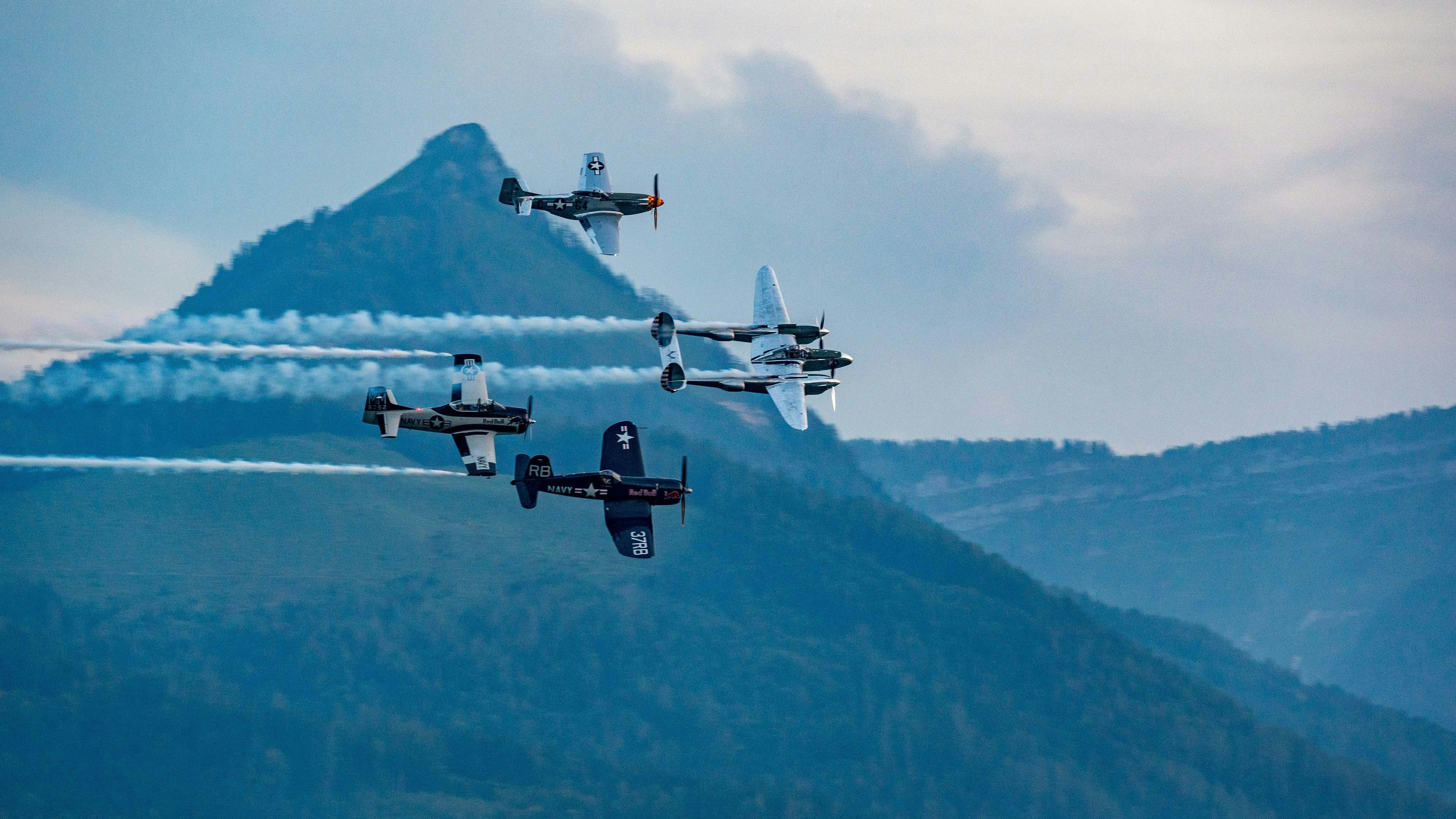 Download von www.picturedesk.com am 11.11.2024 (15:13).  Flugshow "The Flying Bulls" am 31.8.2024 am Wolfgangsee. Fotograf: Walter Pernkopf, 2024 - 20240831_PD21004 - Rechteinfo: Rights Managed (RM)