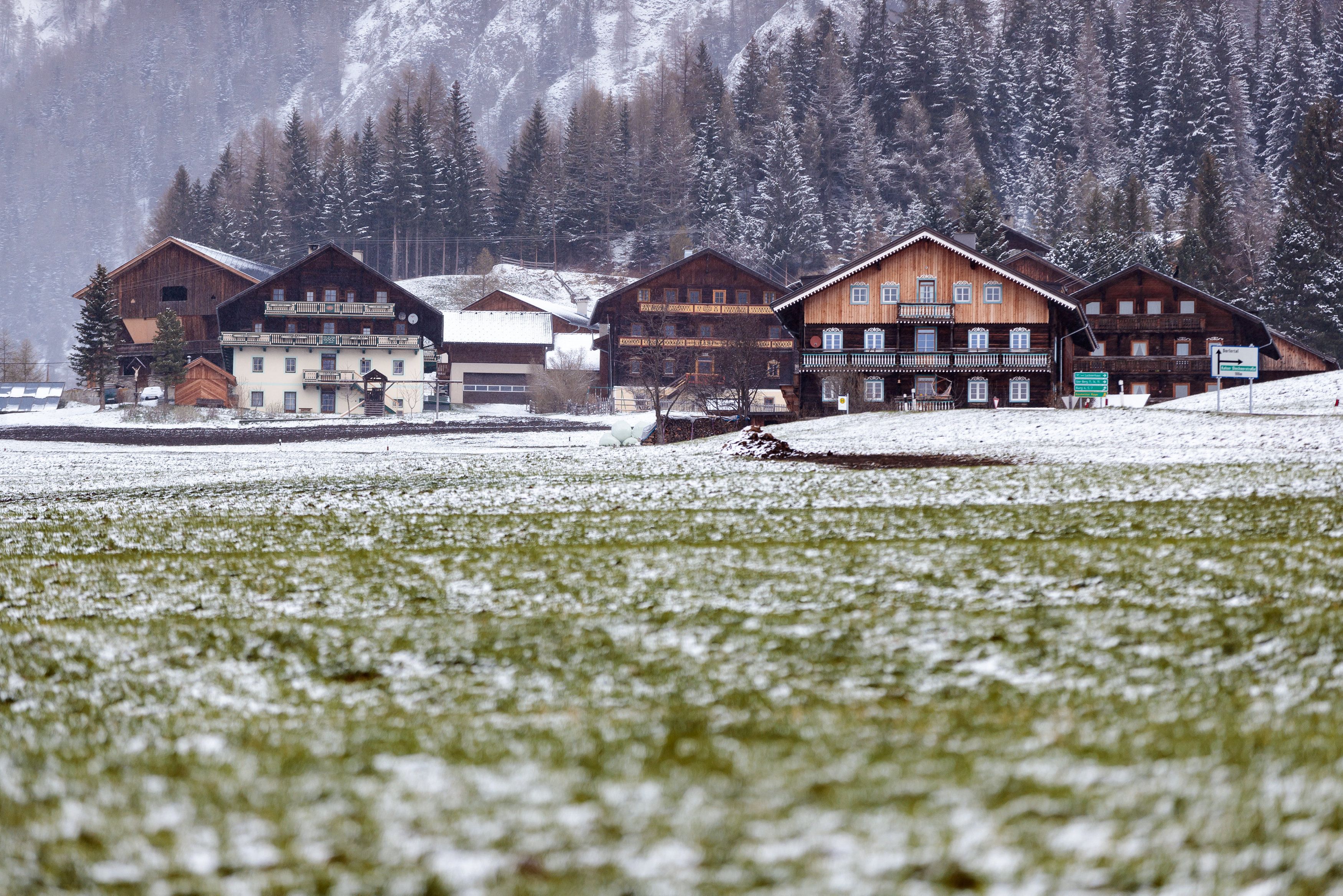 Wintereinbruch in Osttirol, im Bild Neuschnee liegt auf den Feldern im Kaler Ortsteil Burg. (Archivbild)