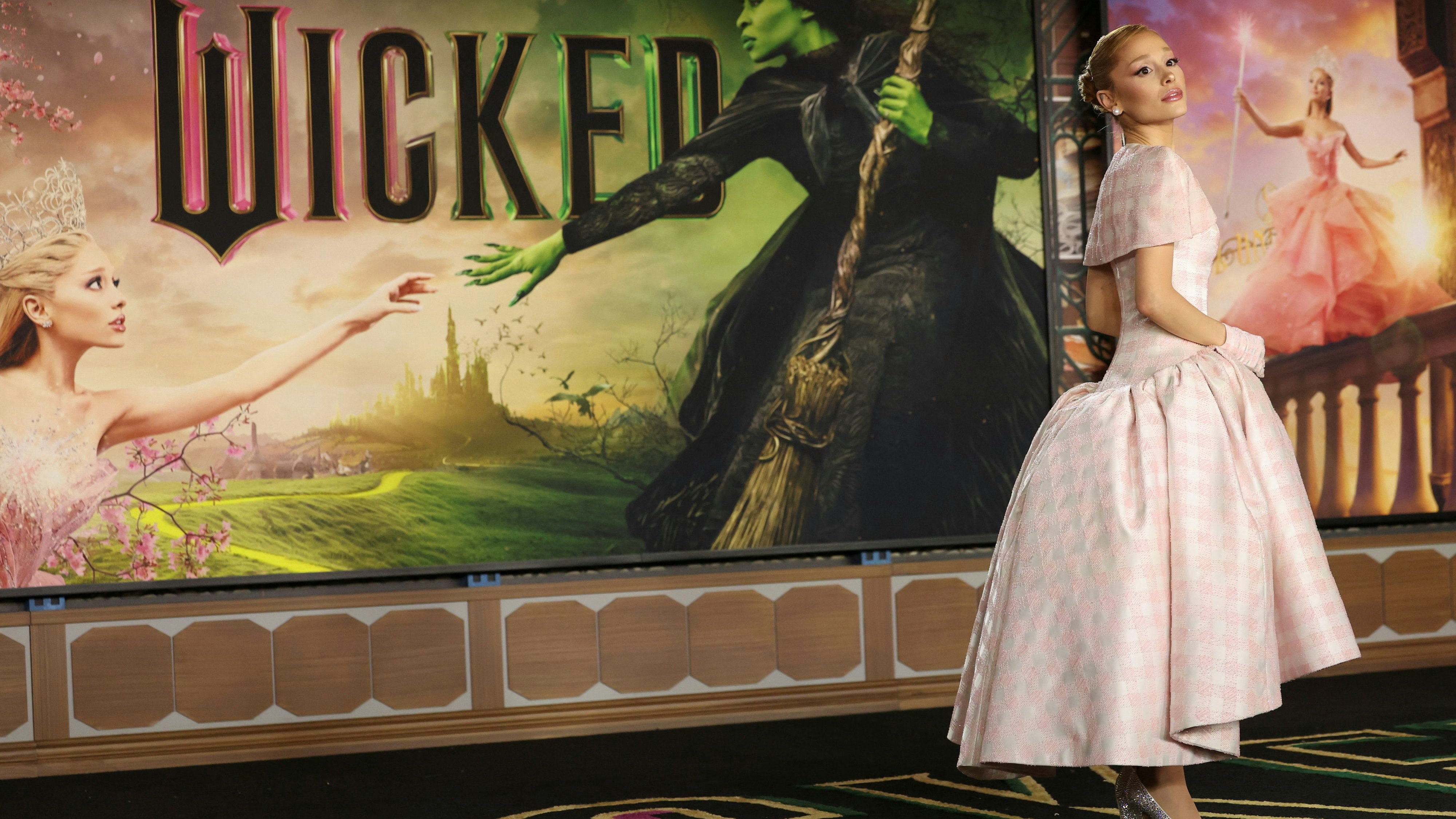 Die Premiere des Films fand am 9. November statt - bei der Verpackungsbeschriftung der zugehörigen Puppen des Herstellers Mattel passierte ein peinlicher Fauxpas. (Symbolbild; Hauptdarstellerin Ariana Grande bei der Premiere des Films "Wicked" in Los Angeles, Anfang November 2024)