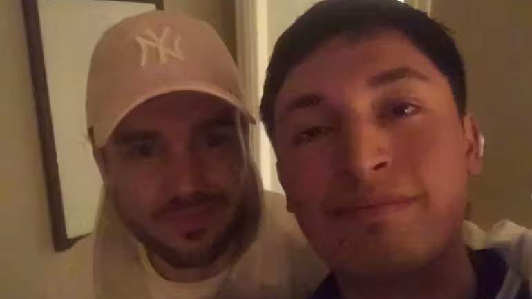 Der angeklagte Kellner weist die Beschuldigung zurück, dem Sänger Liam Payne (links) Drogen geliefert zu haben.