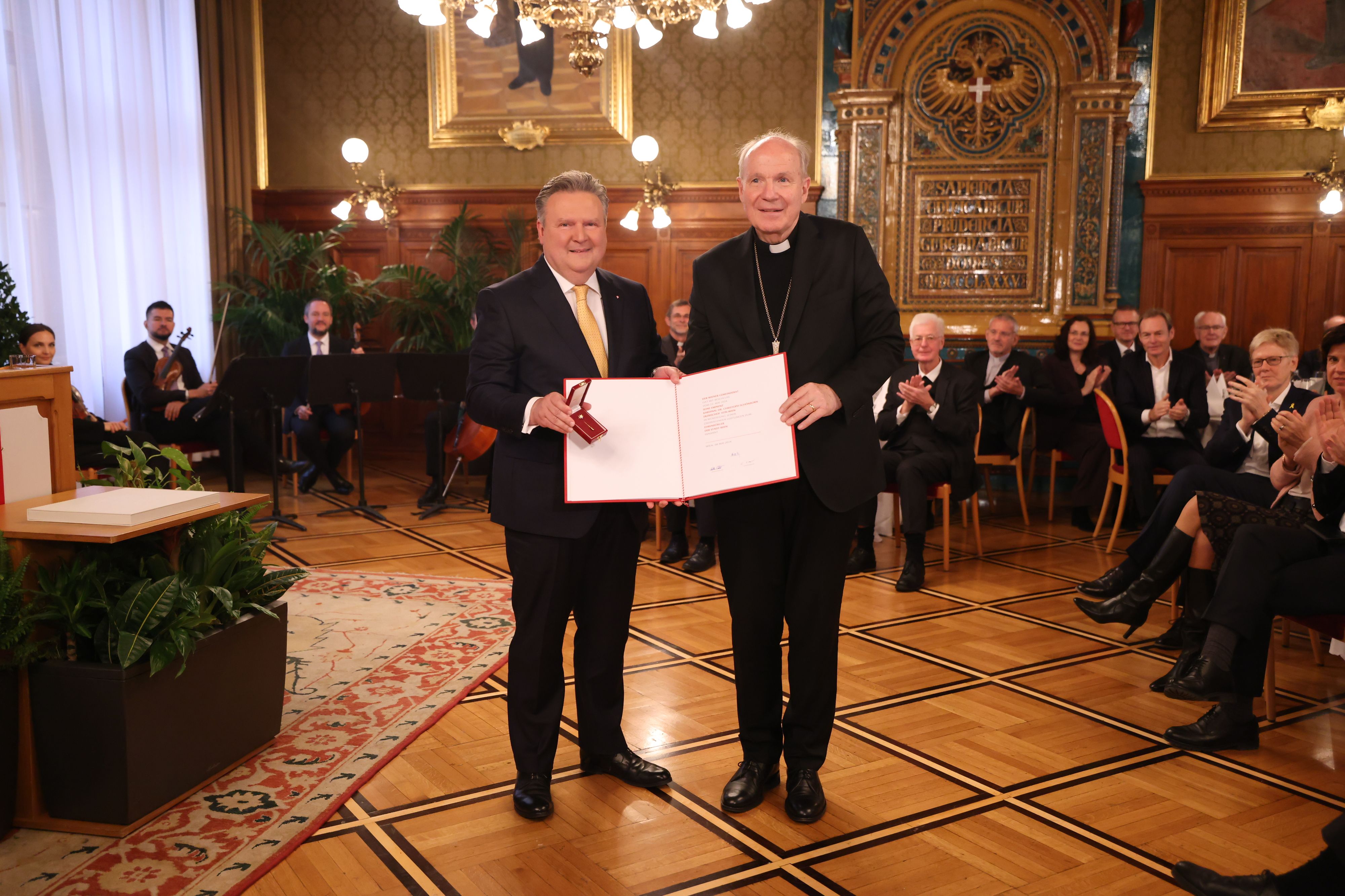 Bürgermeister Michael Ludwig überreichte Urkunde und Ehrenbürgernadel an Kardinal Christoph Schönborn.
