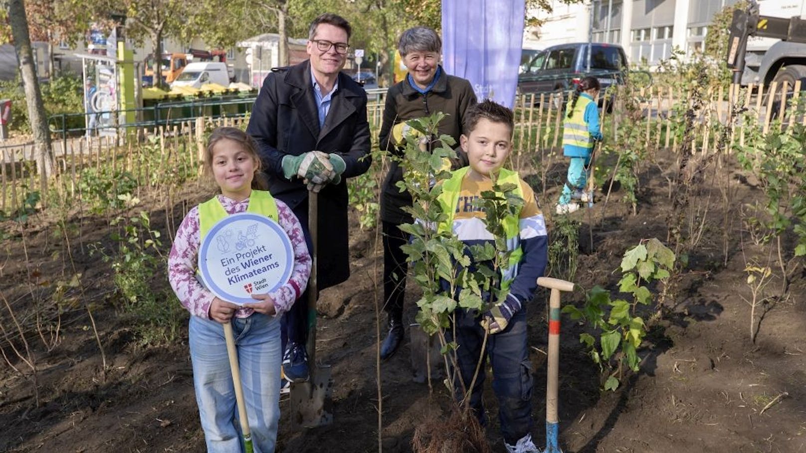 Groß und Klein packen an – Wien bekommt neues Wäldchen