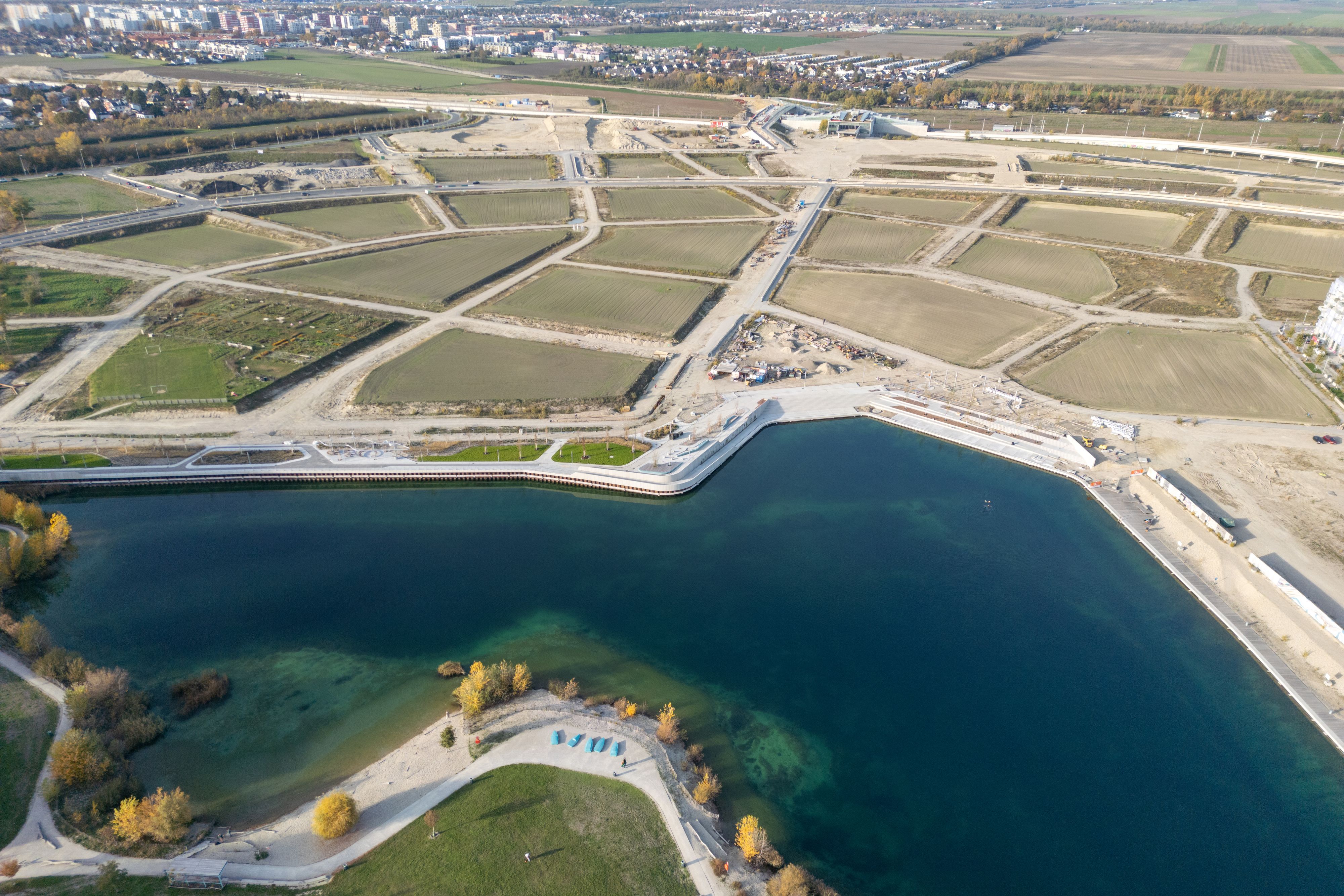 Rund 12.000 Menschen leben bereits in der Seestadt. Künftig werden es noch mehr.